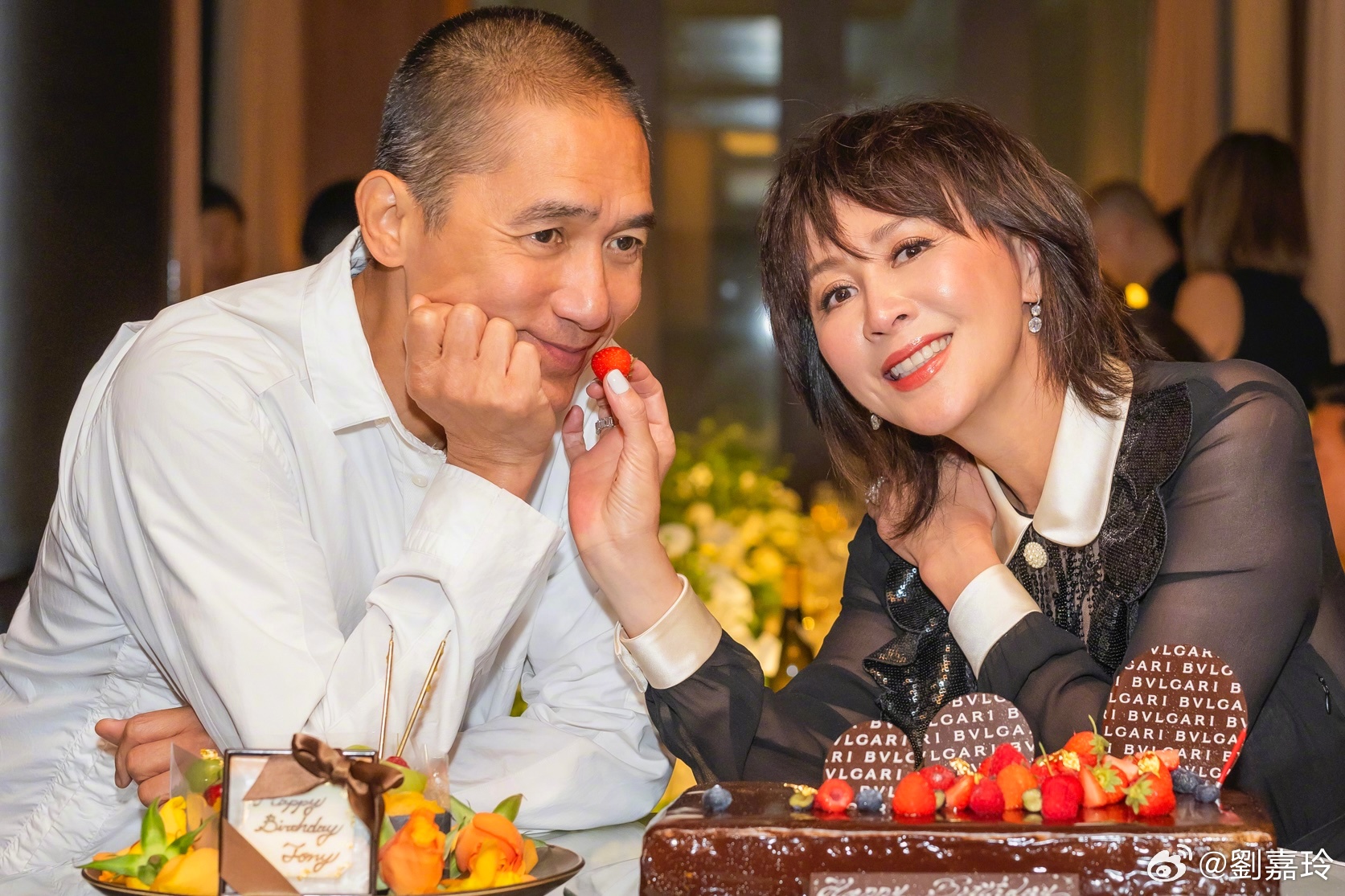 劉嘉玲為梁朝偉慶祝62歲生日,雖然已是老夫老妻,劉嘉玲仍為老公餵食草莓,社恐梁朝偉則是欣然接受,十分乖巧。(劉嘉玲微博)