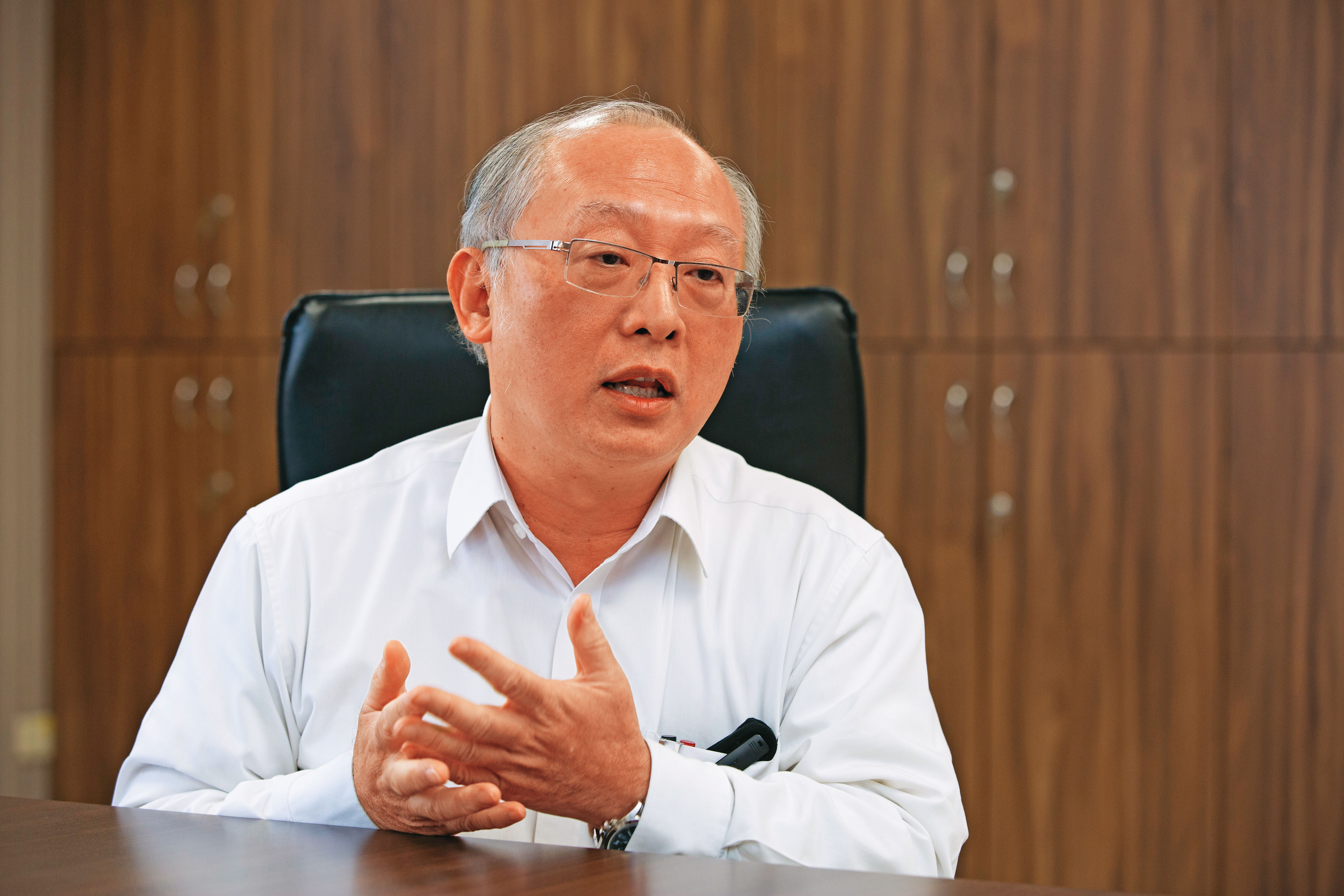 高雄市衛生局去函拔官小港醫院副院長馮明珠不到12小時，又由局長黃志中（圖）署名發函撤回拔官公文。