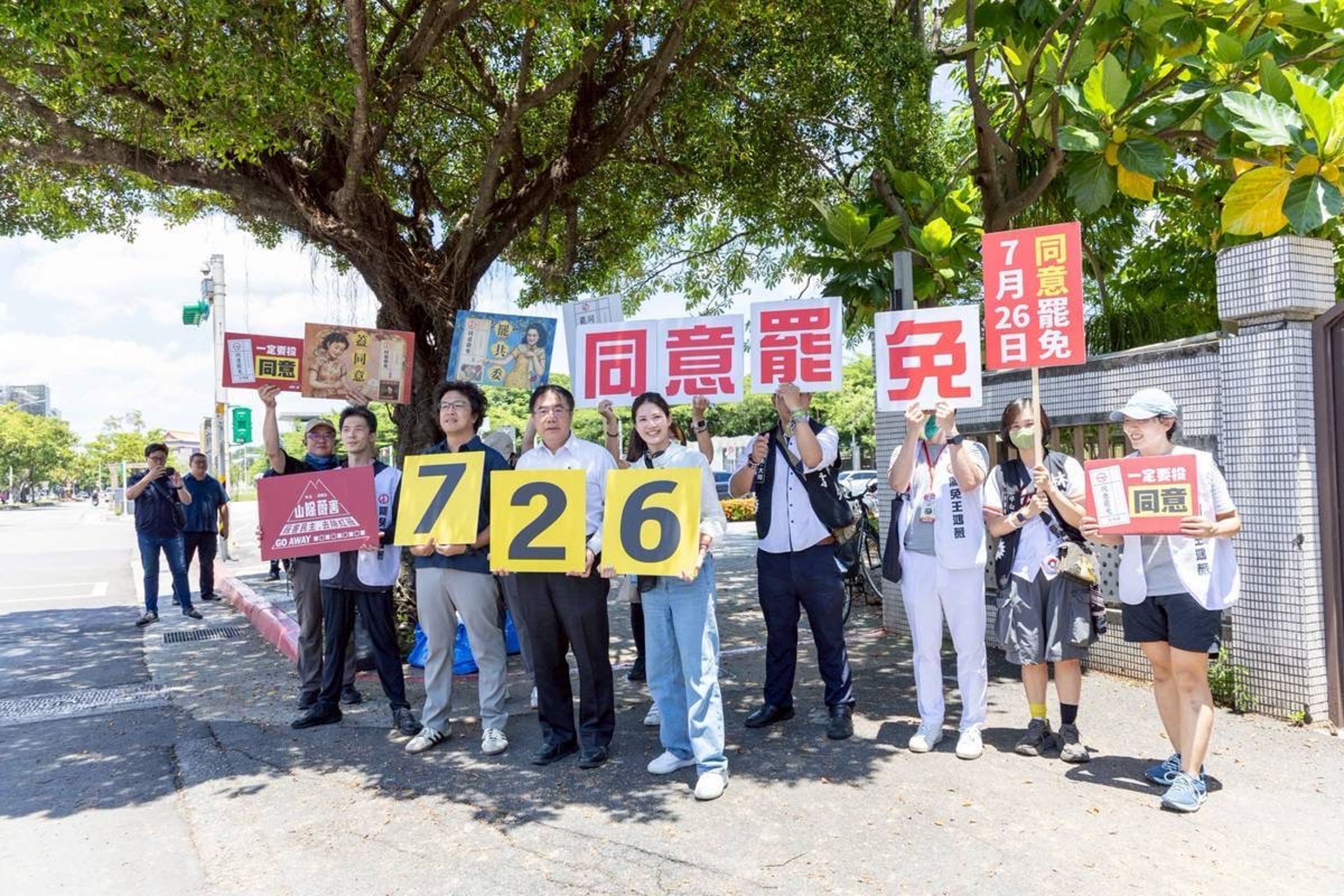 黃偉哲合體沈伯洋、林亮君，大直市場宣講同意大罷免。（翻攝畫面）