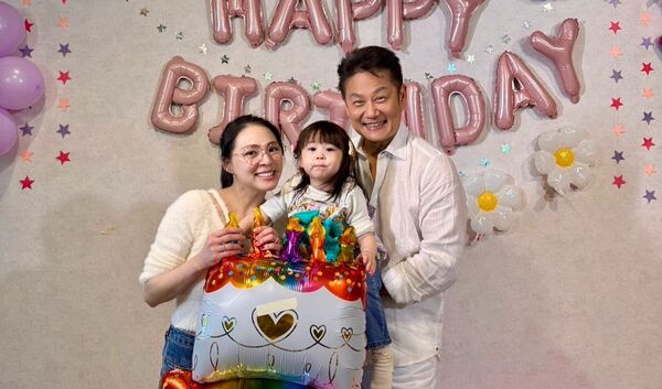 熊熊帶著女兒上徐乃麟的YT頻道錄影。（大浪娛樂提供）