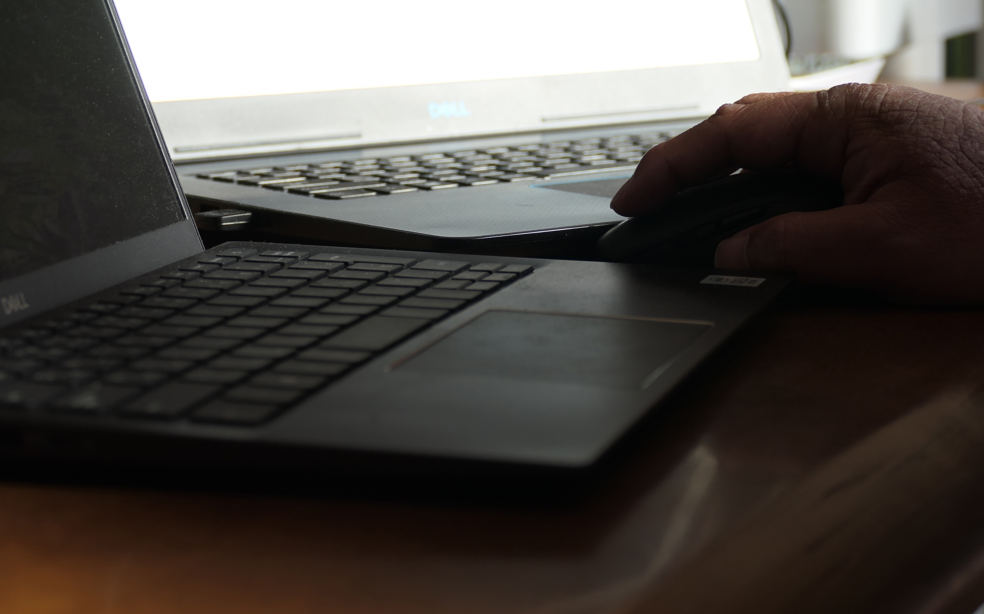 女網友發現男友收藏了一堆小女孩的裸照與父女主題的A片，對方還說過以後想生女兒，讓她感到有點擔心，不知道該麼辦。（示意圖，PhotoAC）