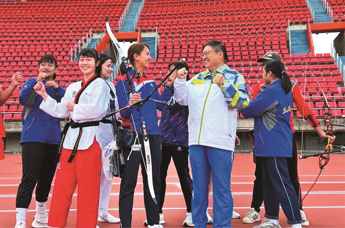 《青春場上見》宣傳影片榮獲美國2024繆思創意獎2項金獎。圖為縣長楊文科參與拍攝。（新竹縣政府提供）