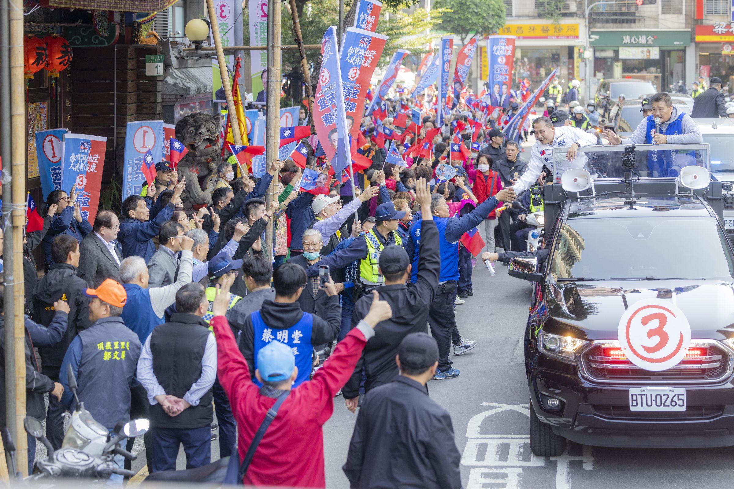 侯友宜今(5日)回到「大本營」新北市掃街拜票。(侯友宜競選辦公室提供)