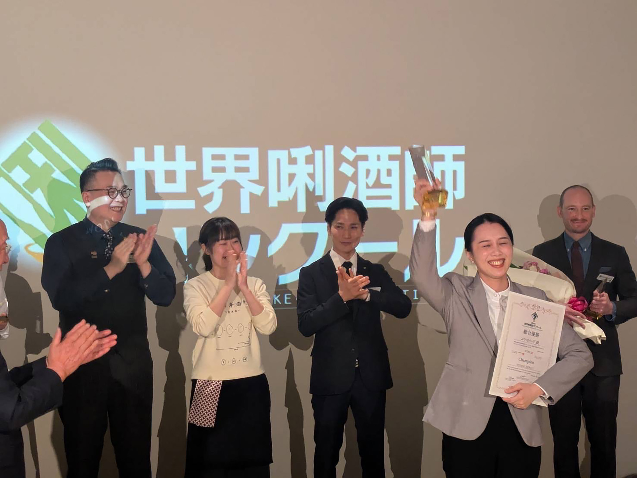 2025年2月，黃鳳誼（前）在第6屆世界唎酒師大賽奪得總冠軍。（黃鳳誼提供）
