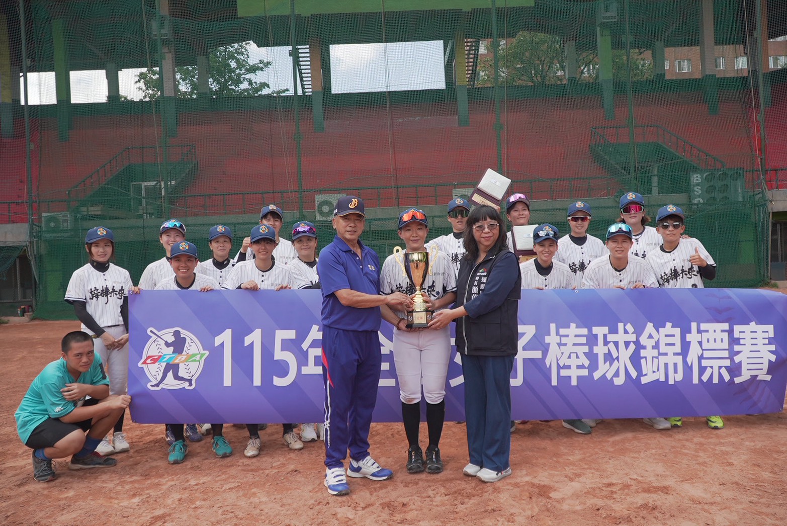 接棒未來女子棒球隊連續八年獲全國女子棒球錦標賽冠軍。(頂新和德文教基金會提供)