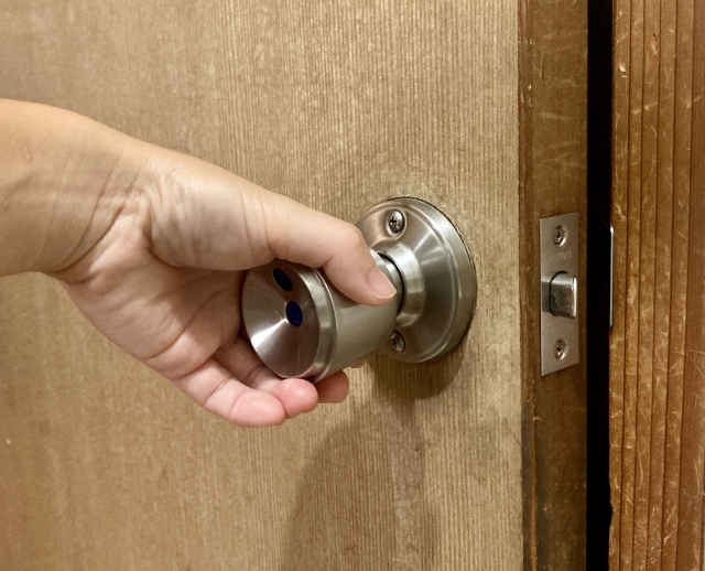 台北市一間出租房因內部裝潢貼滿金色壁紙遭網友笑稱「金屋藏嬌」。（示意圖 photoAC）