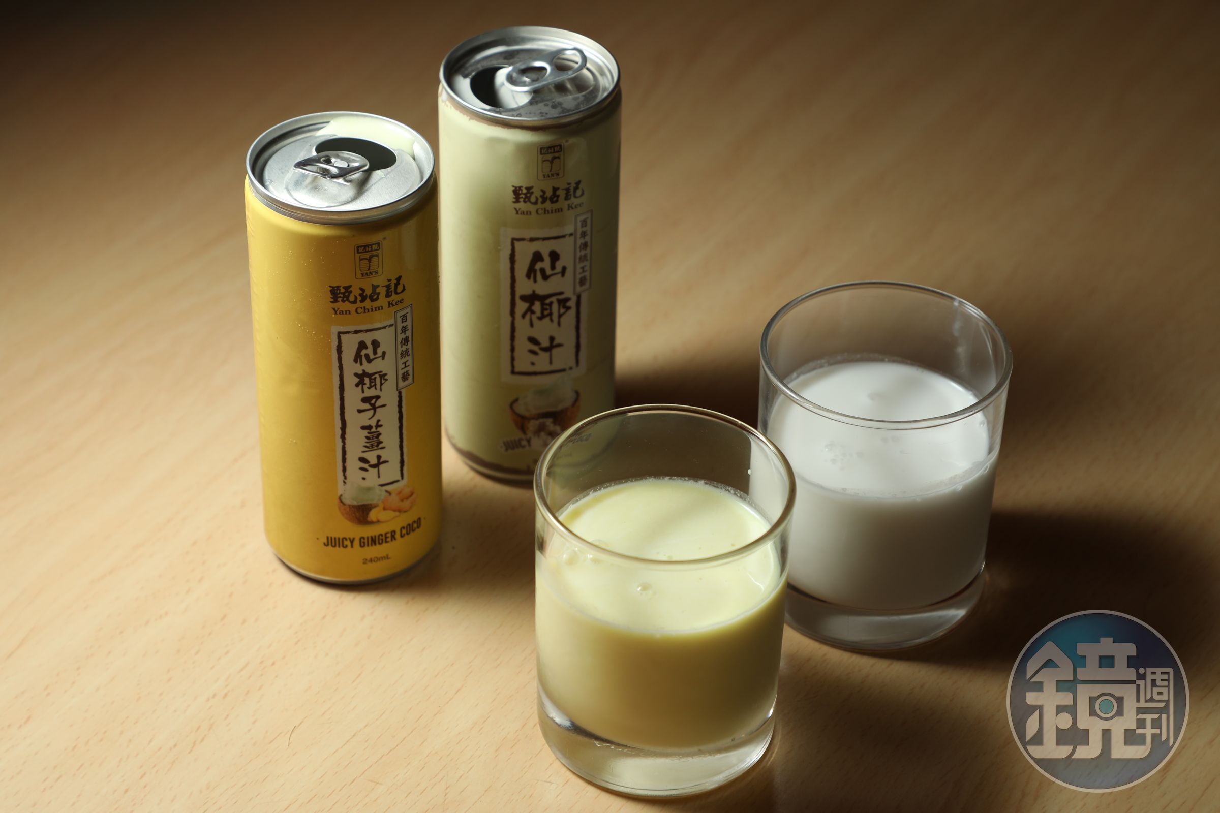 加了現磨薑汁的「椰子薑汁」（左），顏色變成淡黃，和「仙椰汁」（右）相比，多了淡淡薑味，但不掩蓋椰奶香氣。（皆港幣22元／罐）
