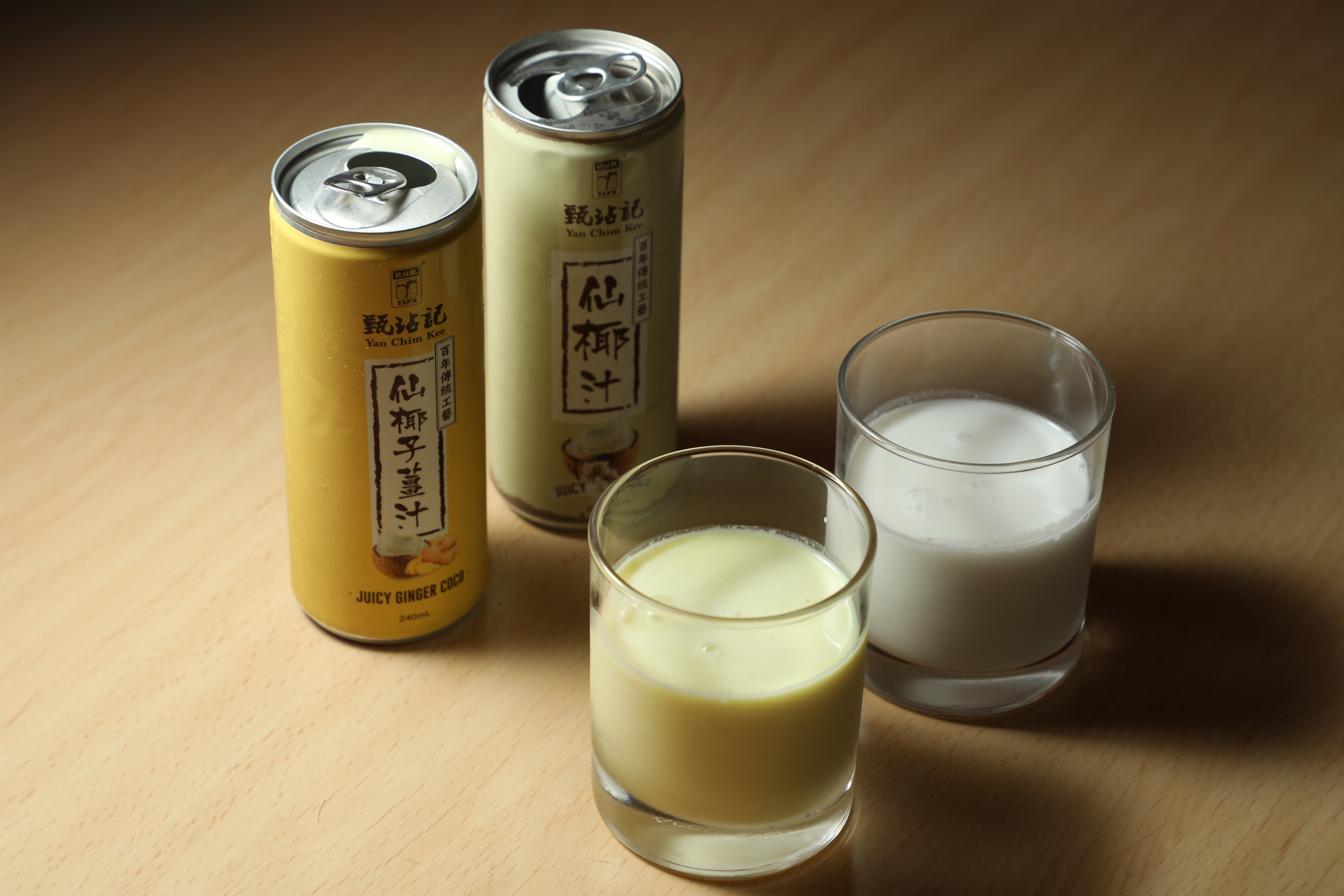 加了現磨薑汁的「椰子薑汁」（左），顏色變成淡黃，和「仙椰汁」（右）相比，多了淡淡薑味，但不掩蓋椰奶香氣。（皆港幣22元／罐）