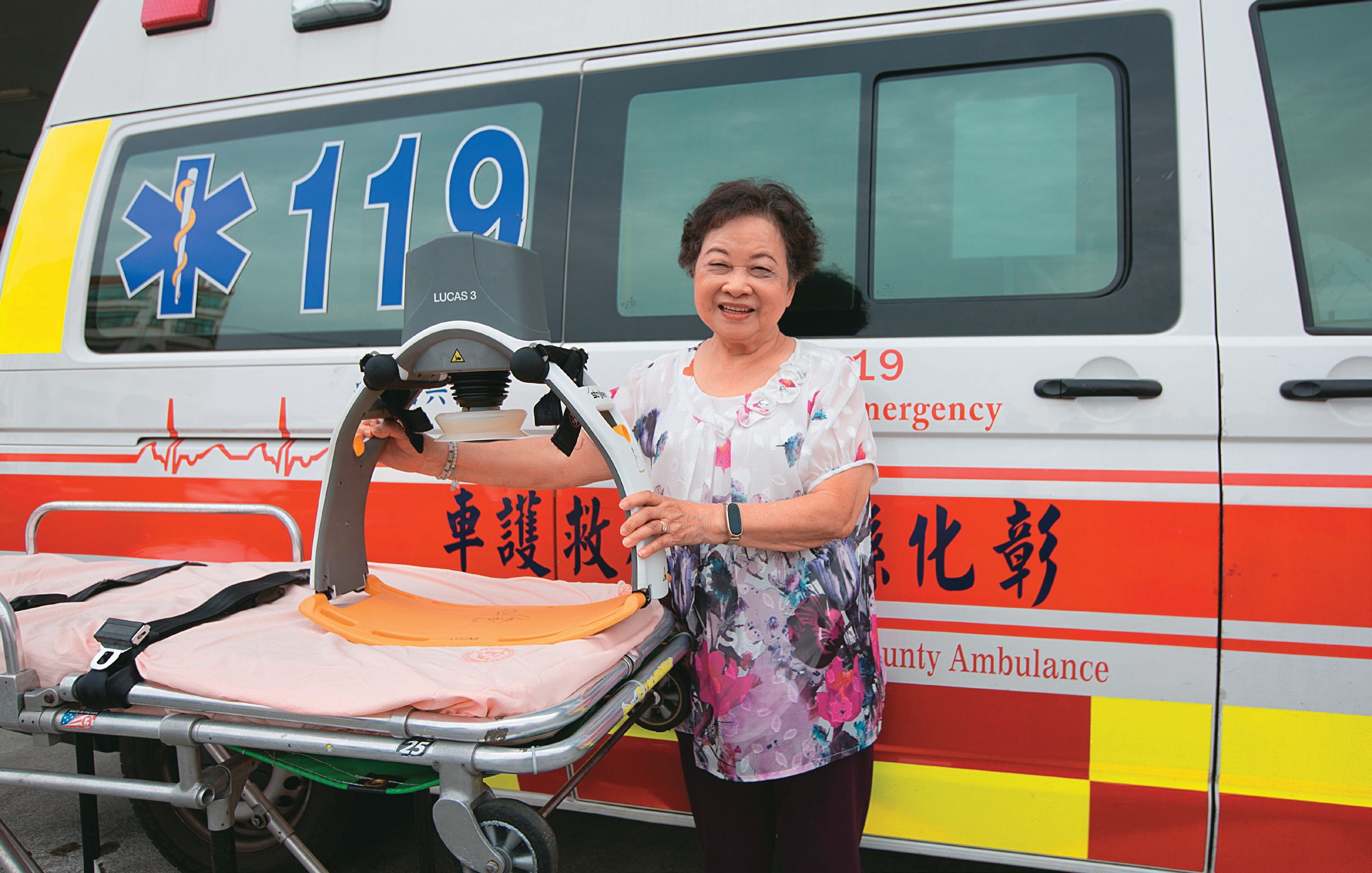 黃美智和她捐贈的「自動心肺復甦機」。