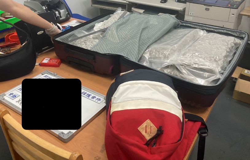 航警局及海關在泰女行李中查獲多包大麻毒品。（航警局提供）