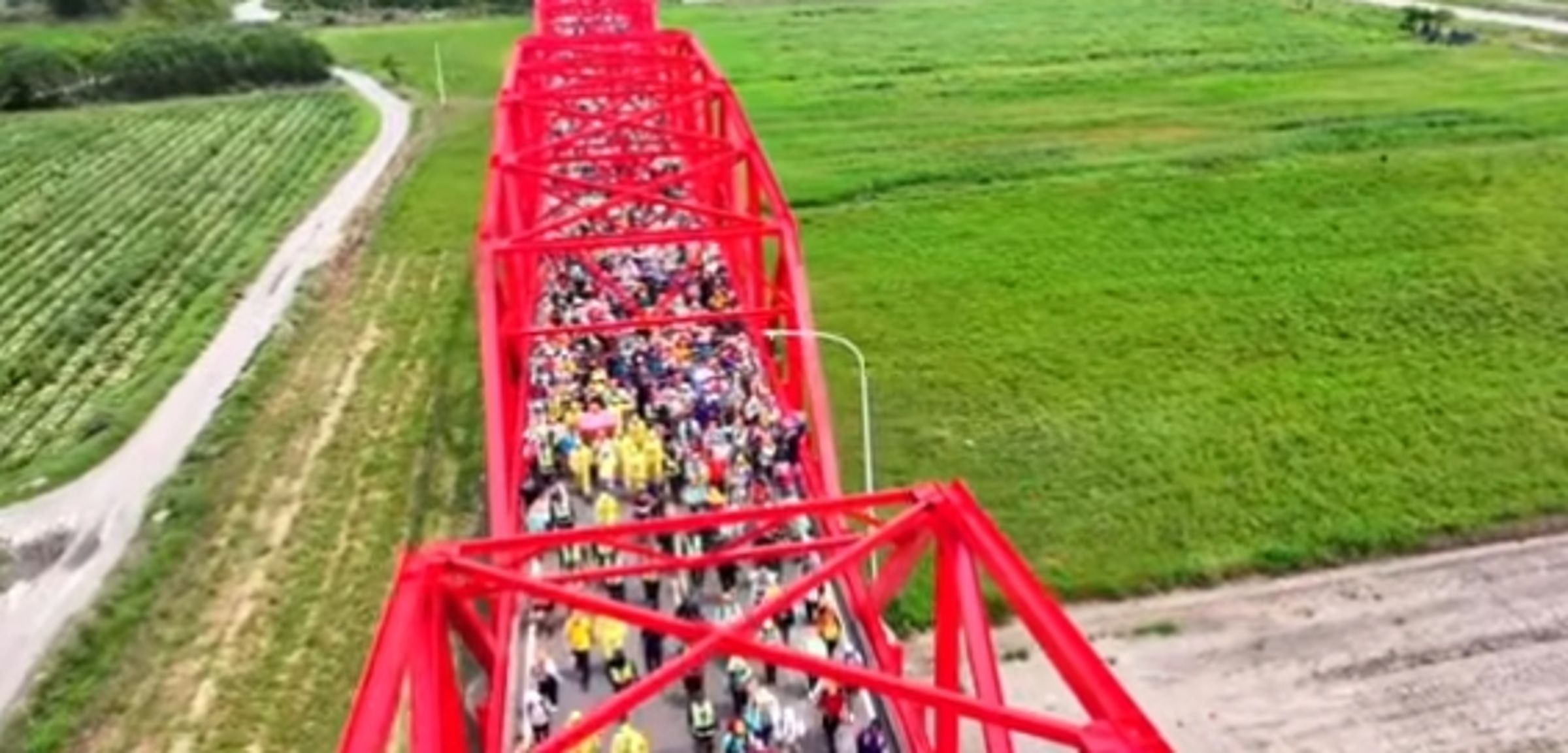 粉紅超跑抵達雲林，香燈腳擠爆西螺大橋。（翻攝自白沙屯媽祖網路電視台）