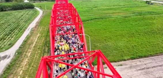 粉紅超跑抵達雲林,香燈腳擠爆西螺大橋。(翻攝自白沙屯媽祖網路電視台)