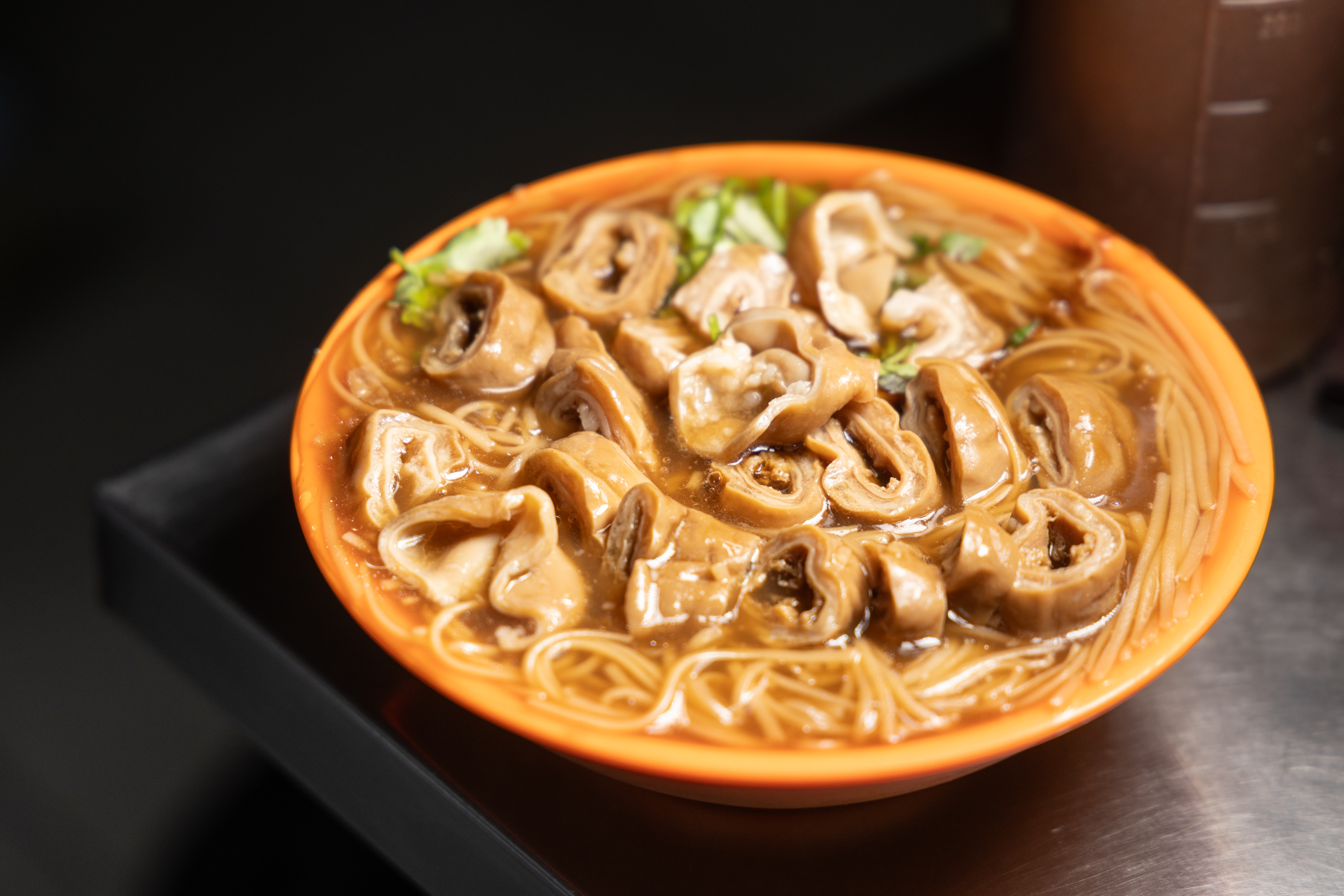 「阿倍麵線」的麵線湯底採用純大骨湯熬製，口感滑潤順口。（何宗昇、鄭祺耀攝）
