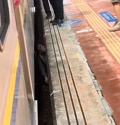 女乘客跌入縫隙十分驚恐,所幸後無大礙。(翻攝畫面)