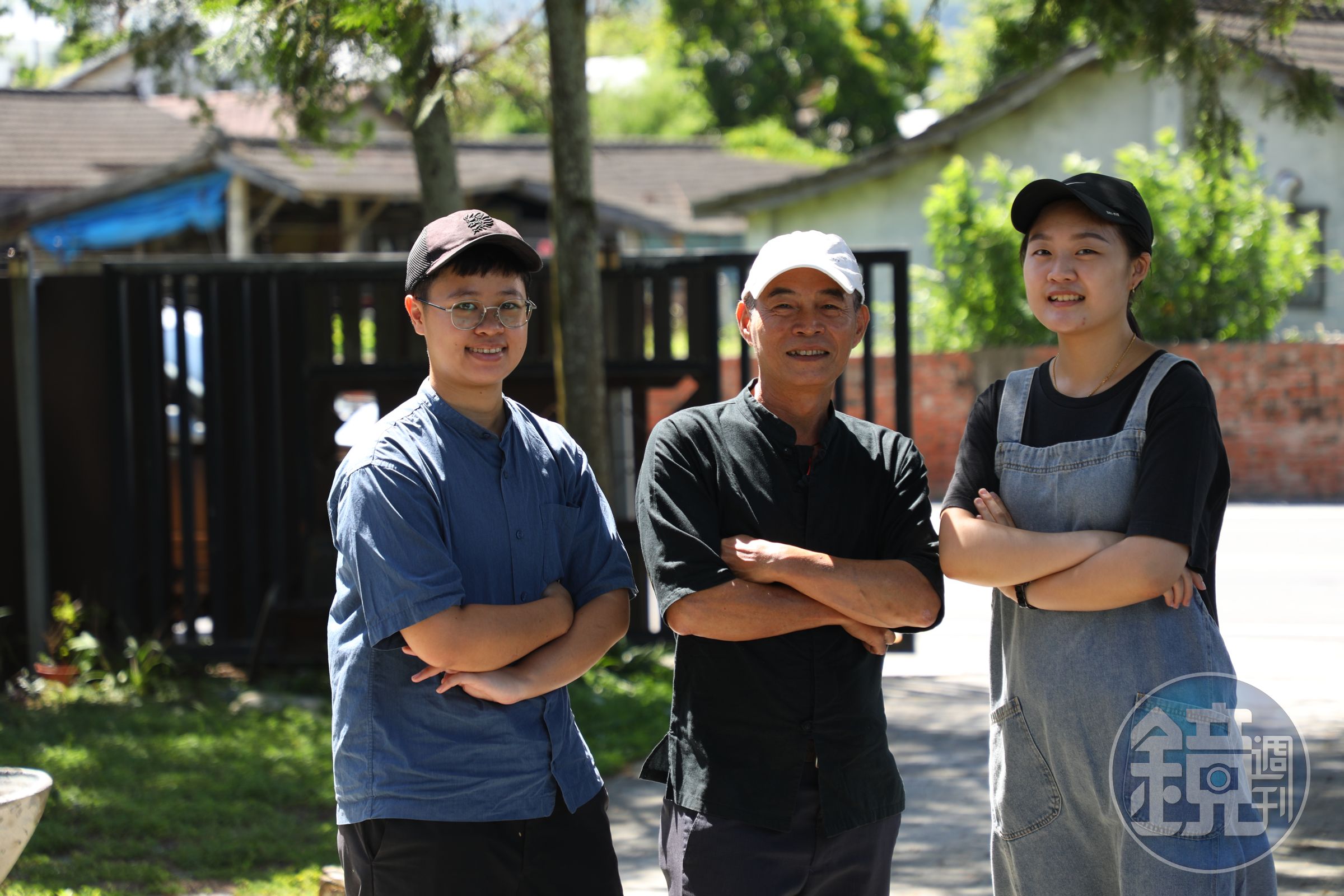 許豐裕（中）慷慨傳授廚藝，但二廚余雅琳（左）和小幫手王敏慈（右）吐槽說得忍受主廚的碎碎念。