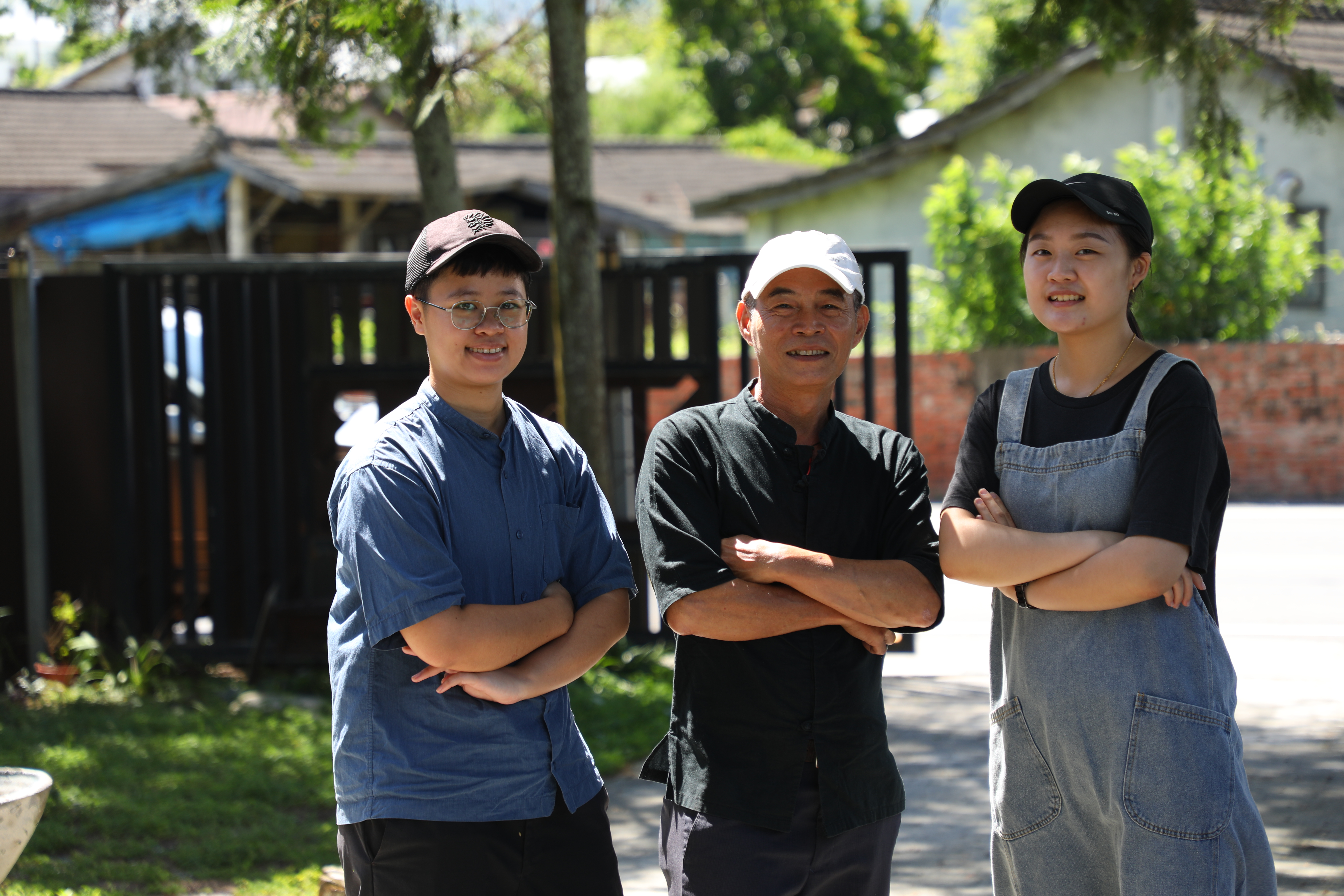 許豐裕（中）慷慨傳授廚藝，但二廚余雅琳（左）和小幫手王敏慈（右）吐槽說得忍受主廚的碎碎念。