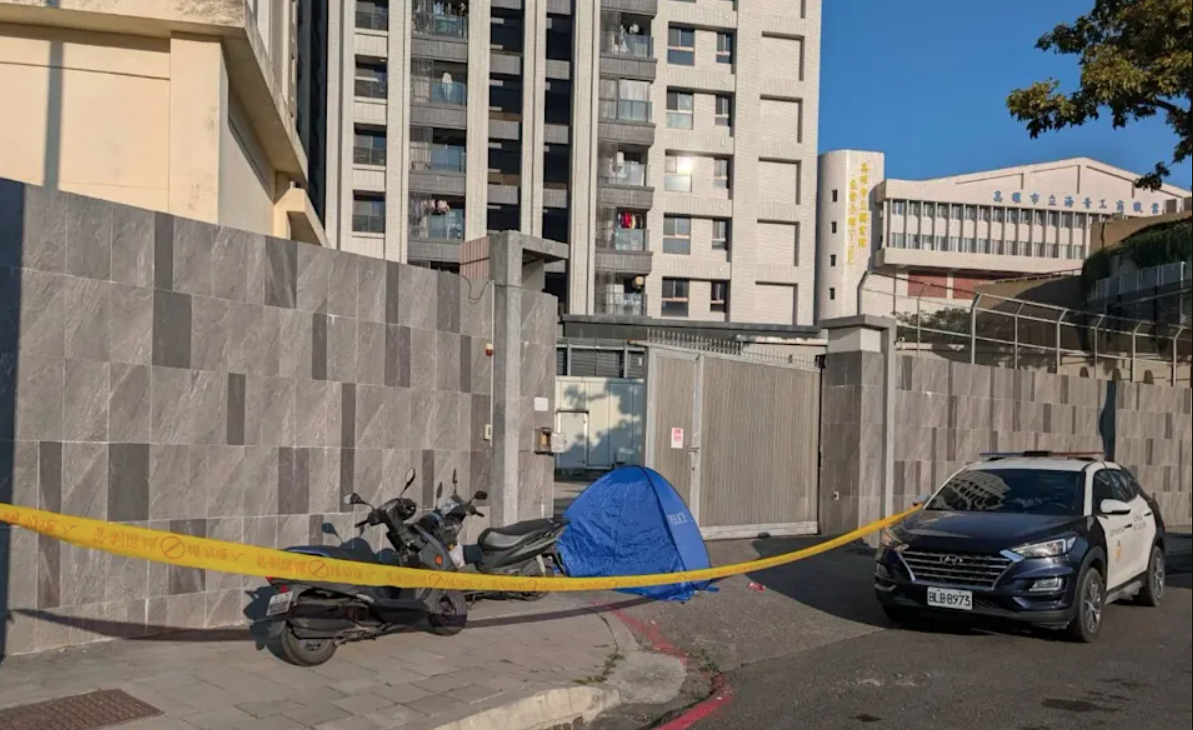 台電高雄左營二次變電所14日發生電鐵門夾死資深員工的憾事。（左營警分局提供）