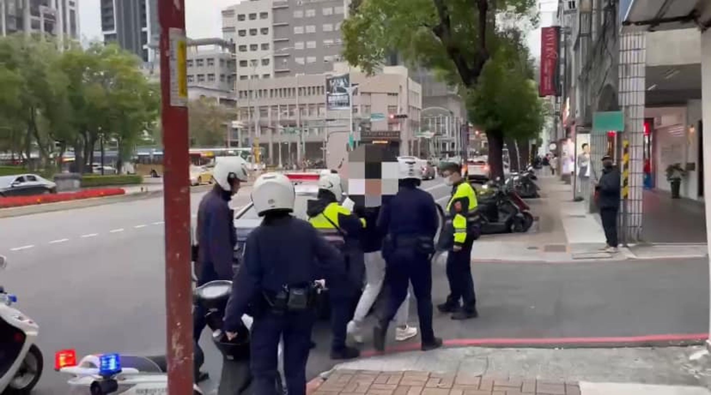楊嫌下車突然拔腿狂奔，於文化路一段81巷內土地公廟前將楊嫌壓制逮捕。（翻攝自板橋警聲雲臉書）