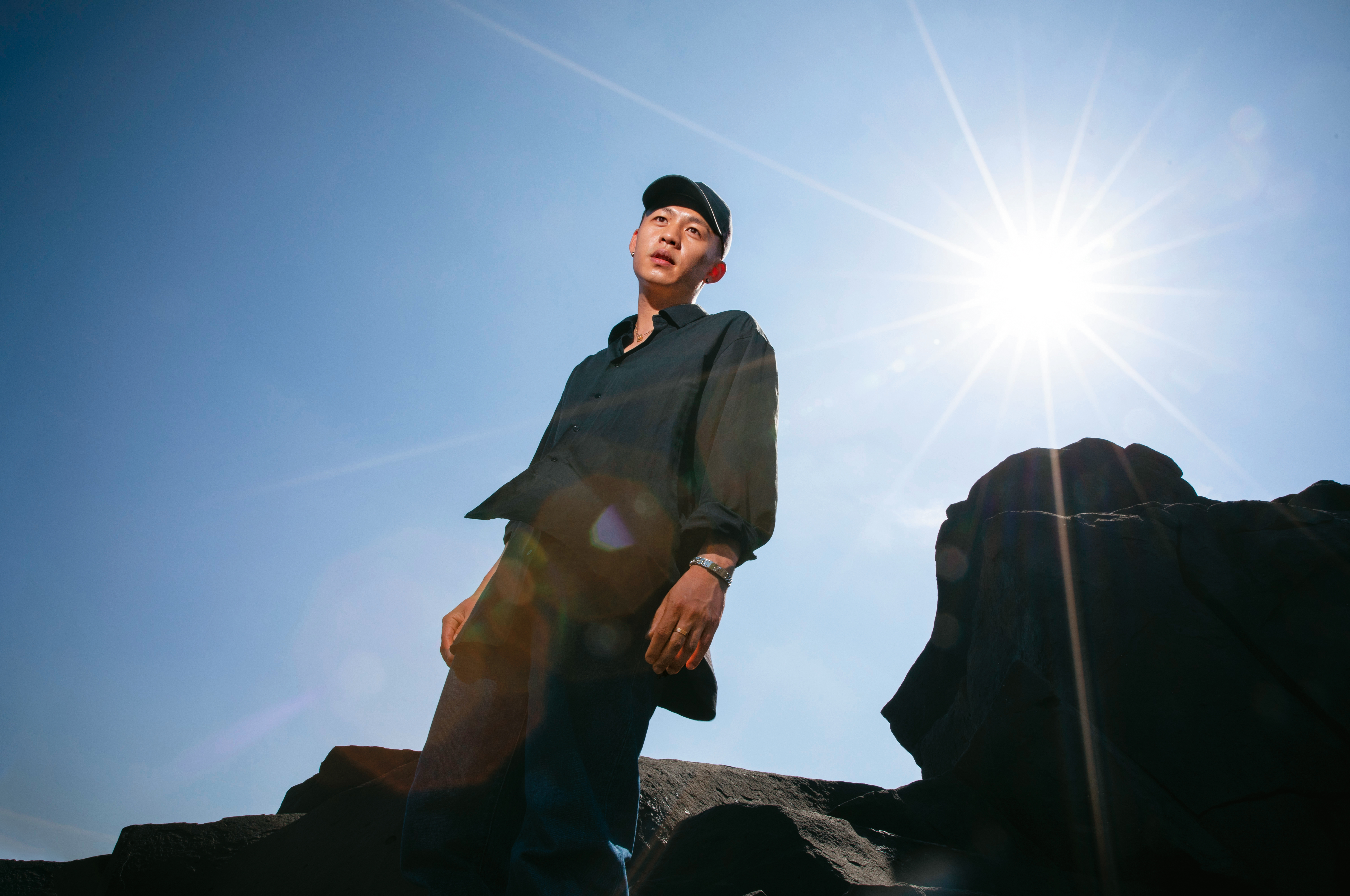 我們帶李鴻其到金山海邊拍照。那原先也是他電影的取景地,後因3級警戒而改到他處拍攝。