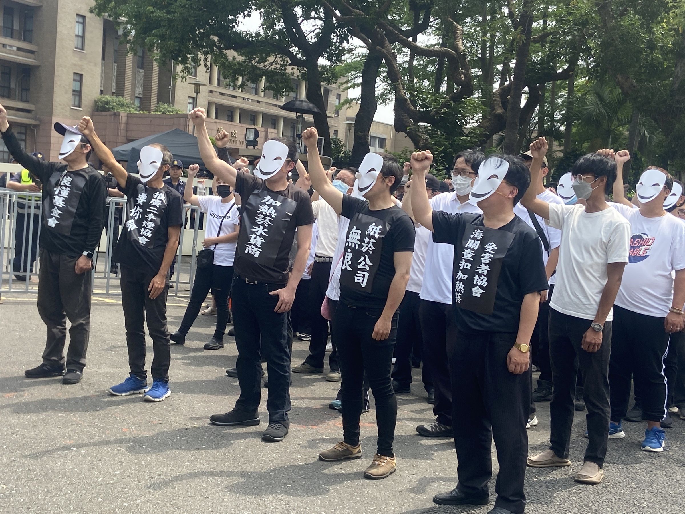 陳情民眾扮演無良紙菸商，象徵拖14年才修正的《菸防法》，不但未讓紙菸消失，反而不斷推出新品，繼續製造更多二手煙害。（Clean Air大聯盟提供）