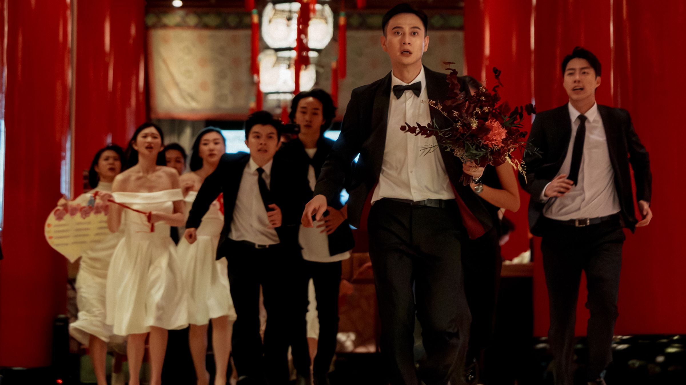 劉冠廷片中在兩場婚禮間疲於奔命,還要應付伴娘團擺下的關卡,是全片最累的人。(水花電影)