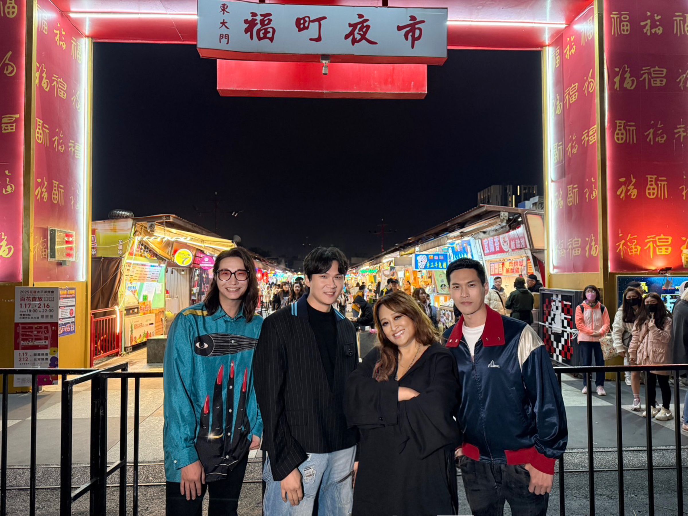 《夜市王》冠軍東大門夜市搬進演唱會後台。家家、宇宙人大快朵頤花蓮當地美食。(相信音樂提供)