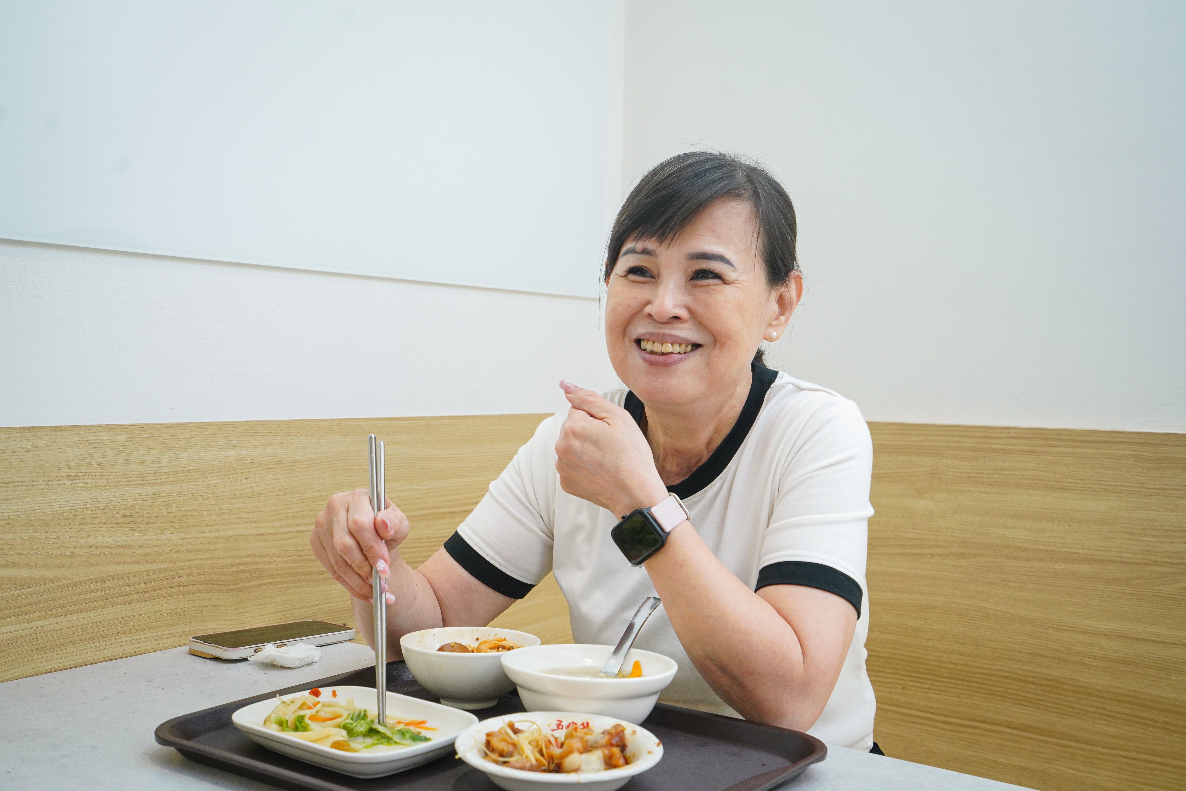 五燈獎自強店老闆黃怡螢，為台視五燈獎五度五關得主，是三重知名人物。