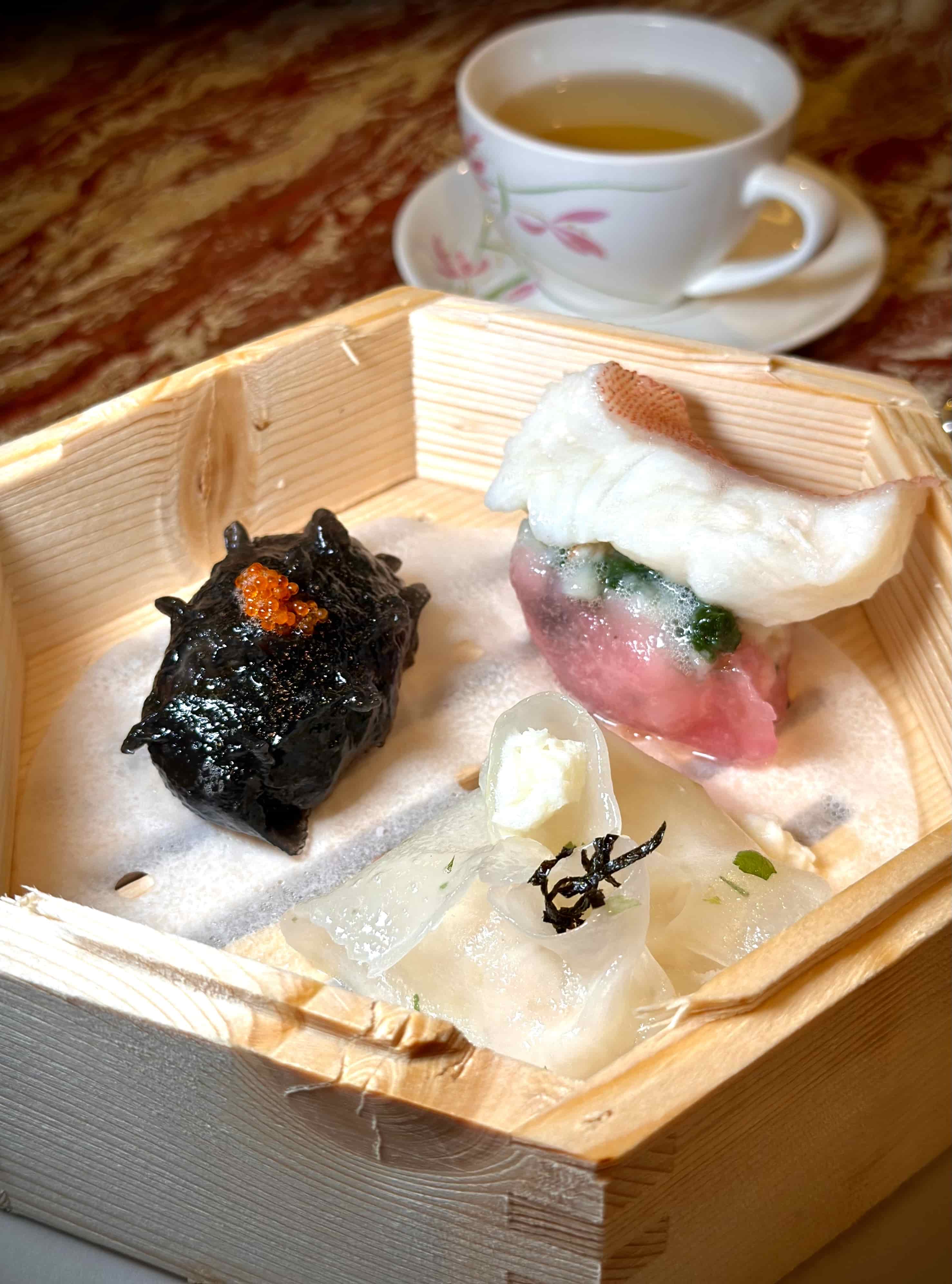 以「蟹肉香西芙蓉餃」、「星班帶子菜苗餃」與「蝦子遼參餃」組成的「美饌三式餃」。（168港幣／份，約NT$699）