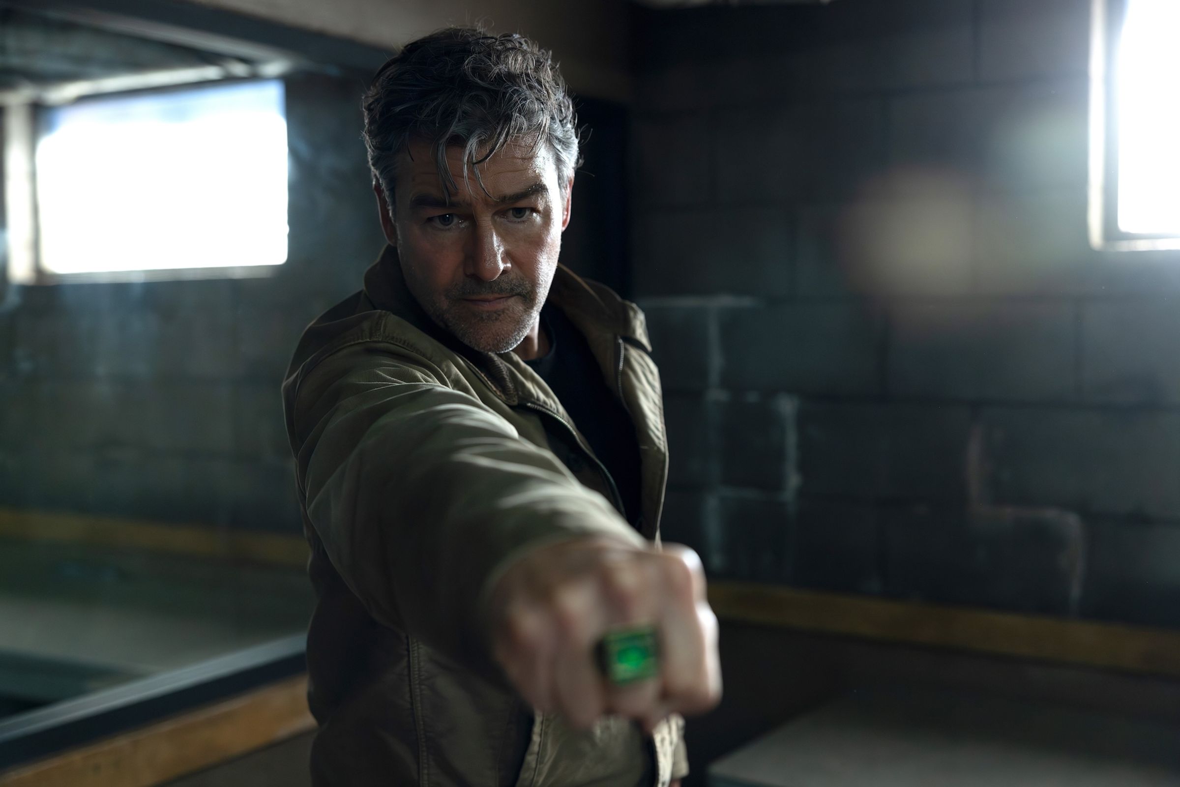 凱爾錢德勒(Kyle Chandler)飾演、人到中年的哈爾喬丹,開始著手訓練徒弟,手上的那枚綠色戒指,能釋放超能力。(HBO Max提供)