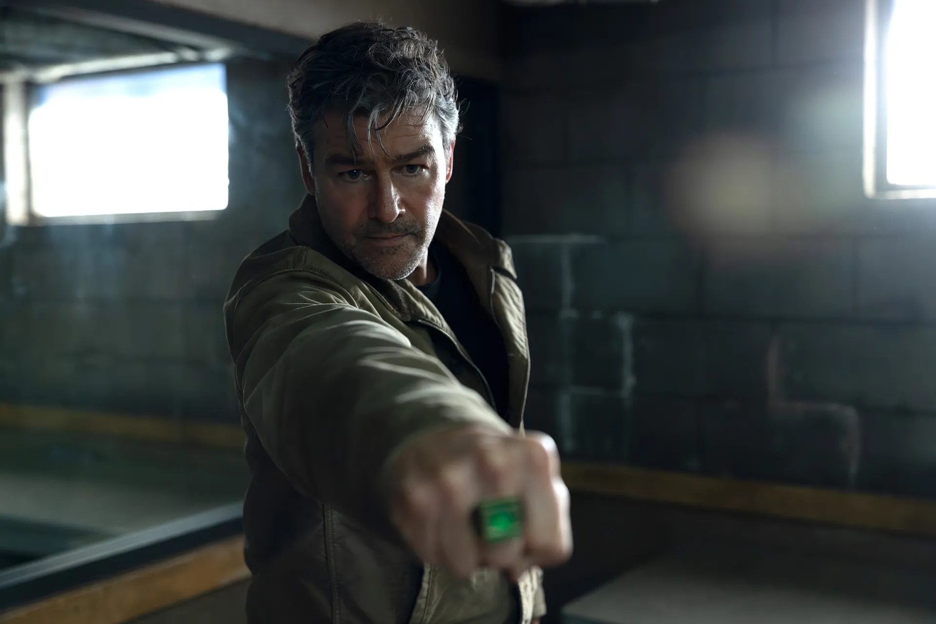 凱爾錢德勒（Kyle Chandler）飾演、人到中年的哈爾喬丹，開始著手訓練徒弟，手上的那枚綠色戒指，能釋放超能力。（HBO Max提供）