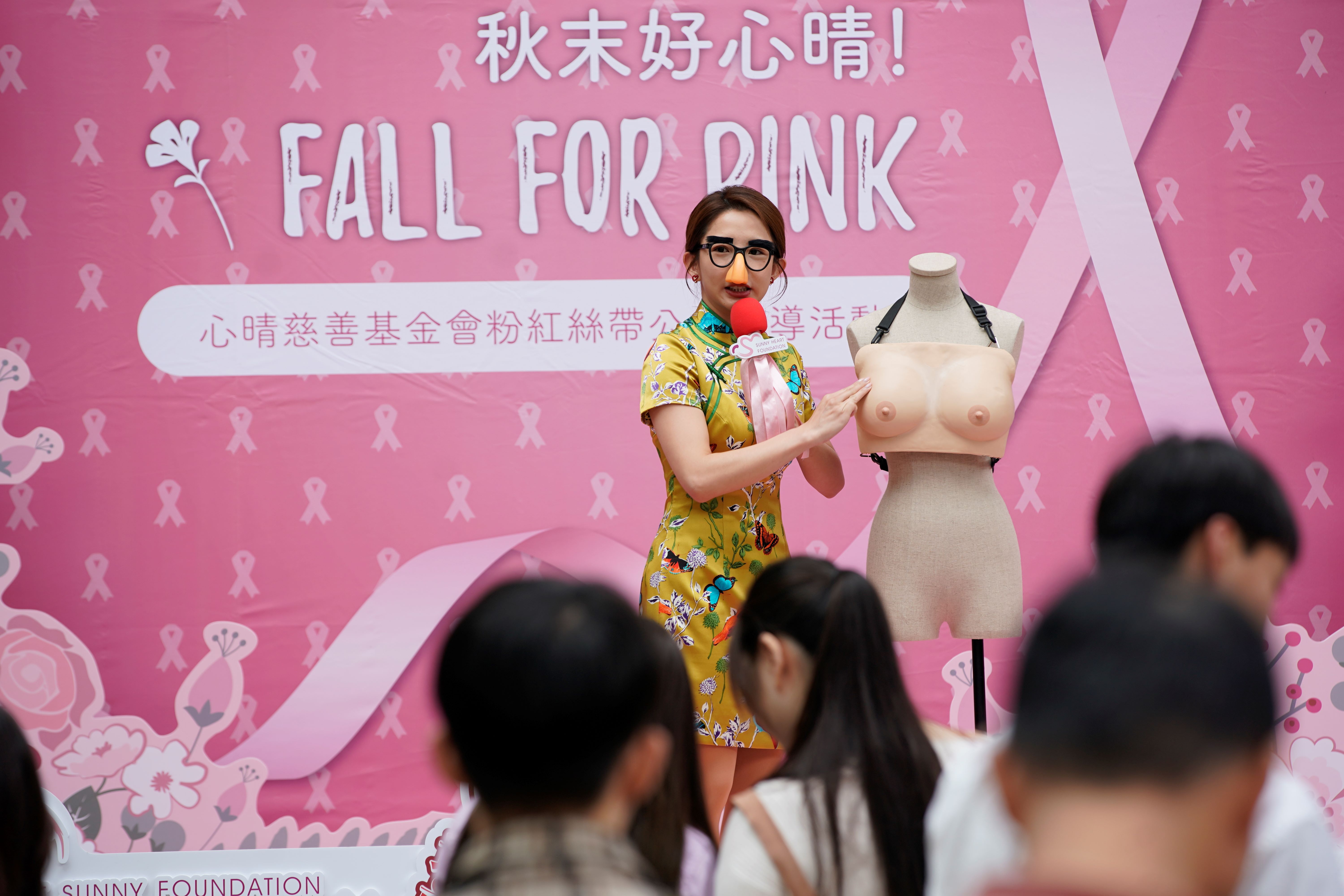 《何百芮的地獄戀曲》新年爆笑上檔!瑤瑤挑戰「與乳房對戲」。 (彼此影業提供)