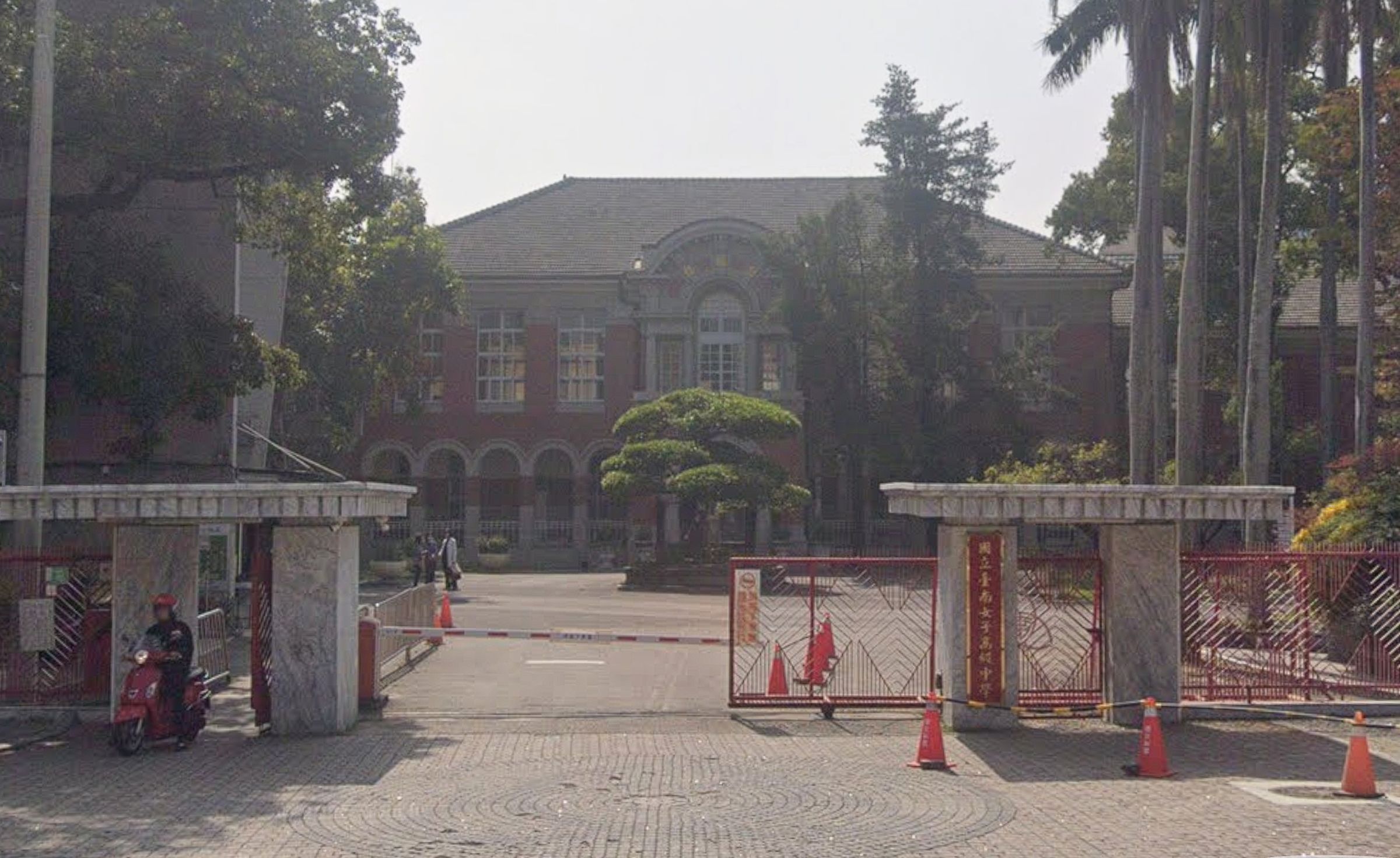 台南女中一名男性公民老師上課舉例被學生認為太露骨,校方認為構成性騷祭懲處。(翻攝自Google Maps)