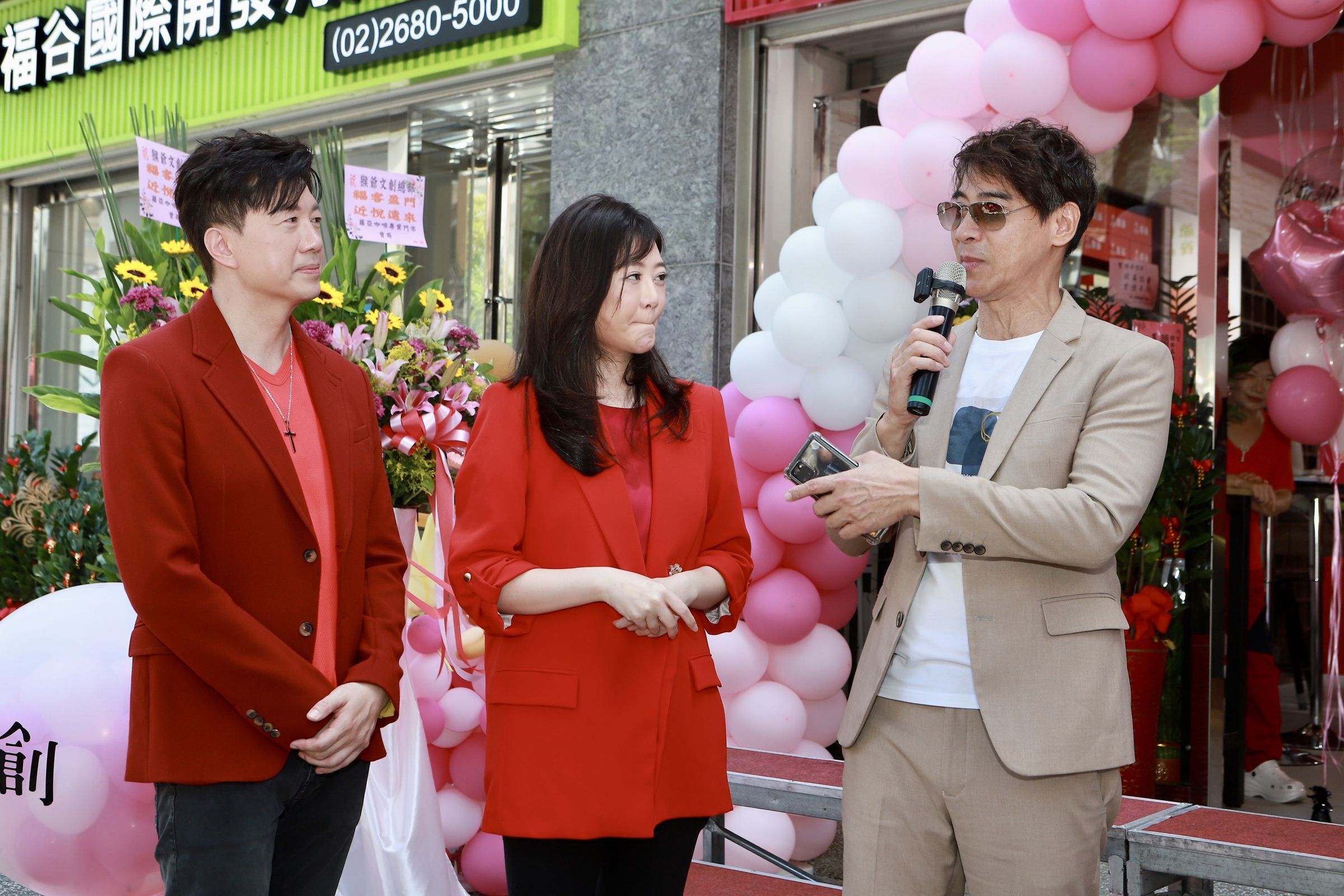 翁家明現身吳皓昇、文汶夫妻的品牌總部開幕。