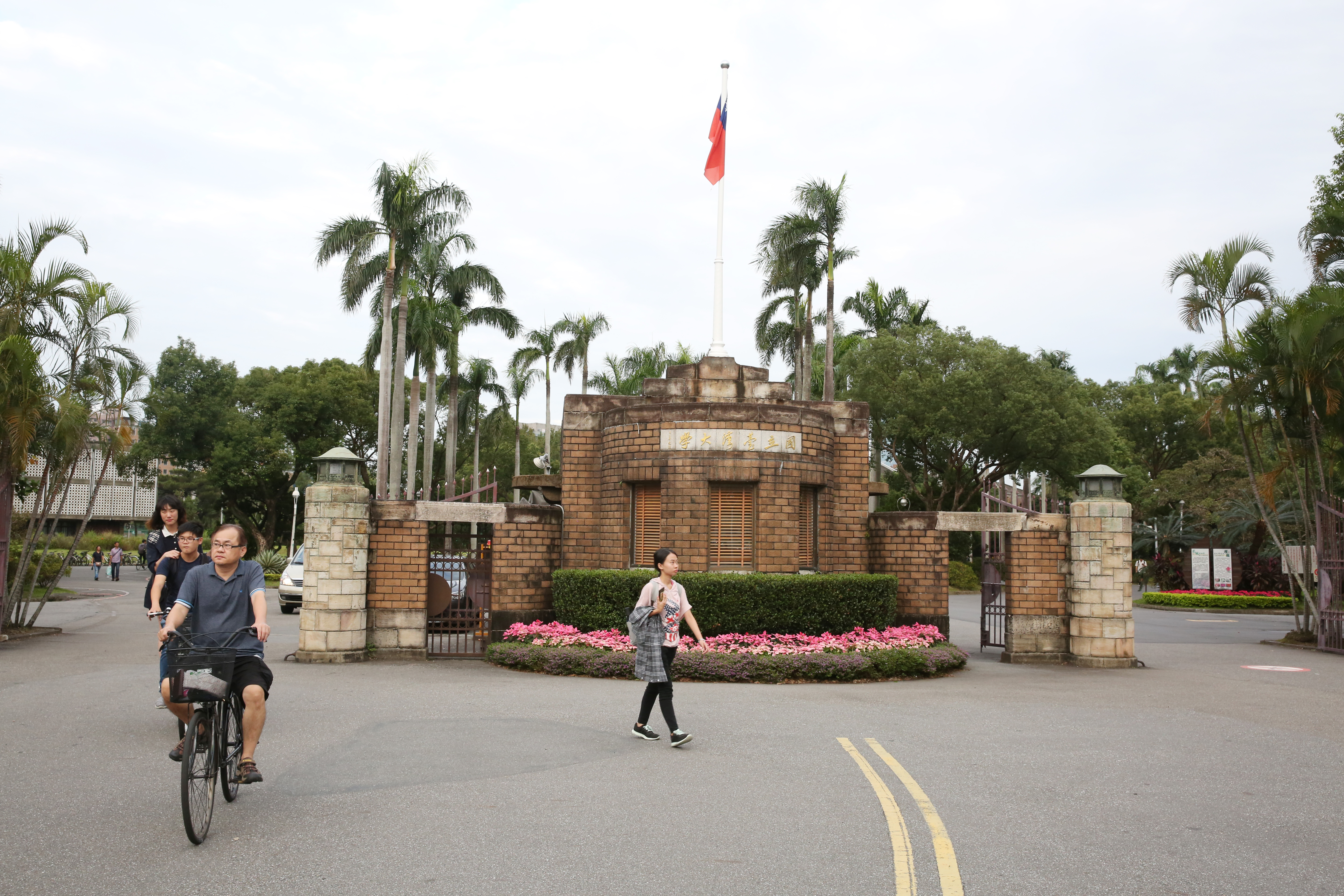 台大一名準碩士生意外發現自己的錄取資格被「駭客」入侵取消，校方表示幫不上忙，他向警方報案要揪出凶手。（示意圖，本刊資料照）