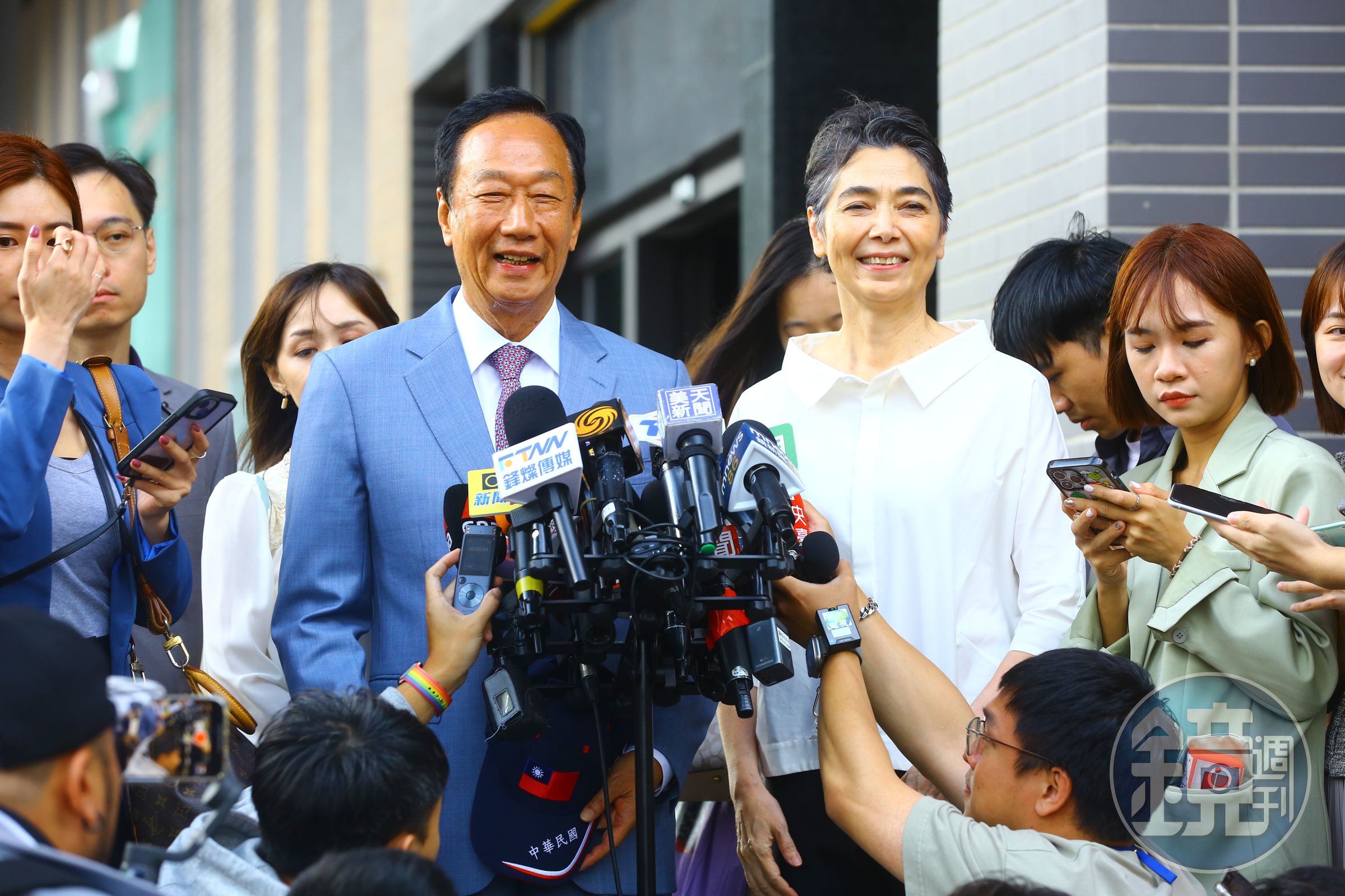 郭台銘(左)、賴佩霞(右)連署站行賄爭議頻傳。(本刊資料照)