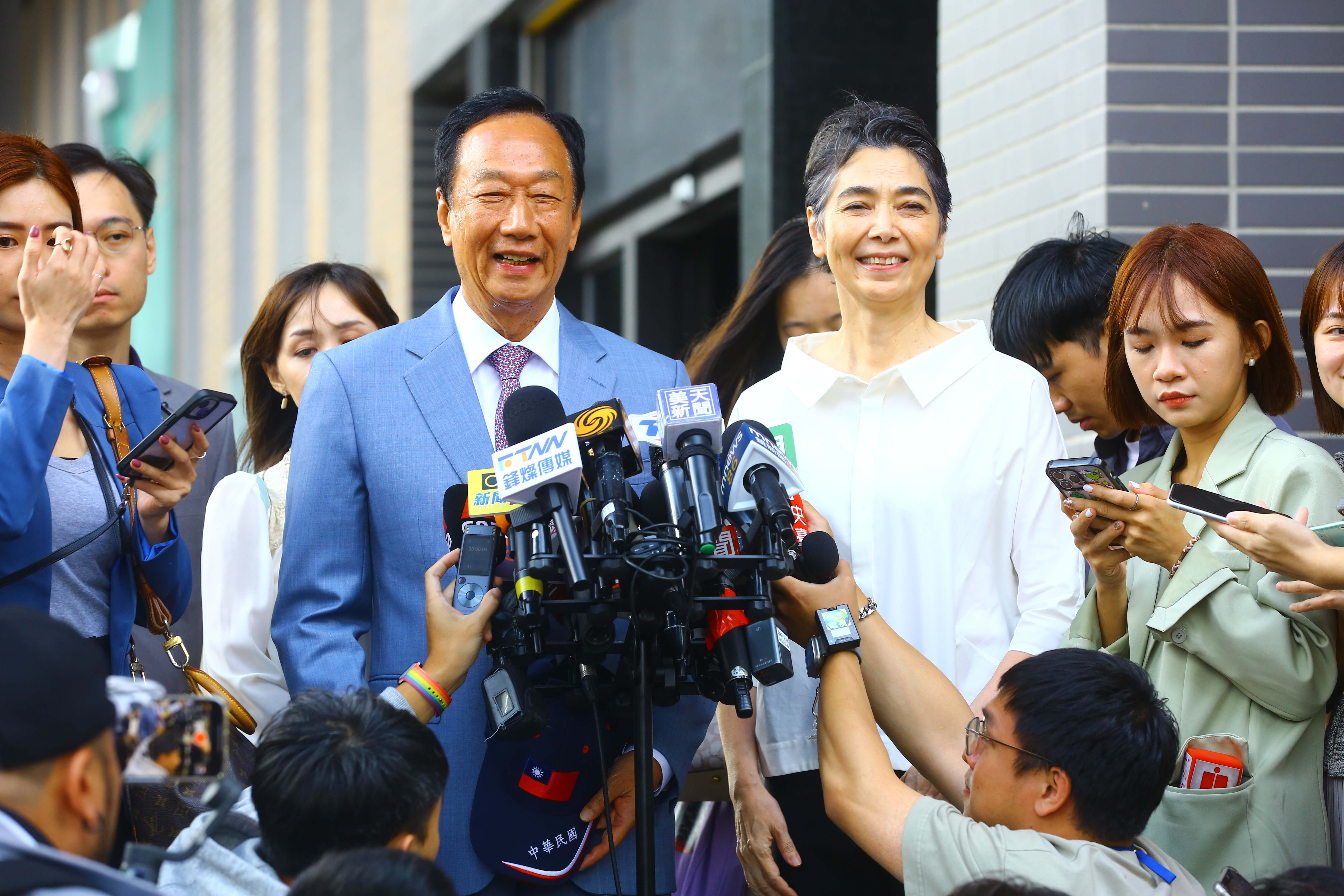 郭台銘（左）、賴佩霞（右）連署站行賄爭議頻傳。（本刊資料照）