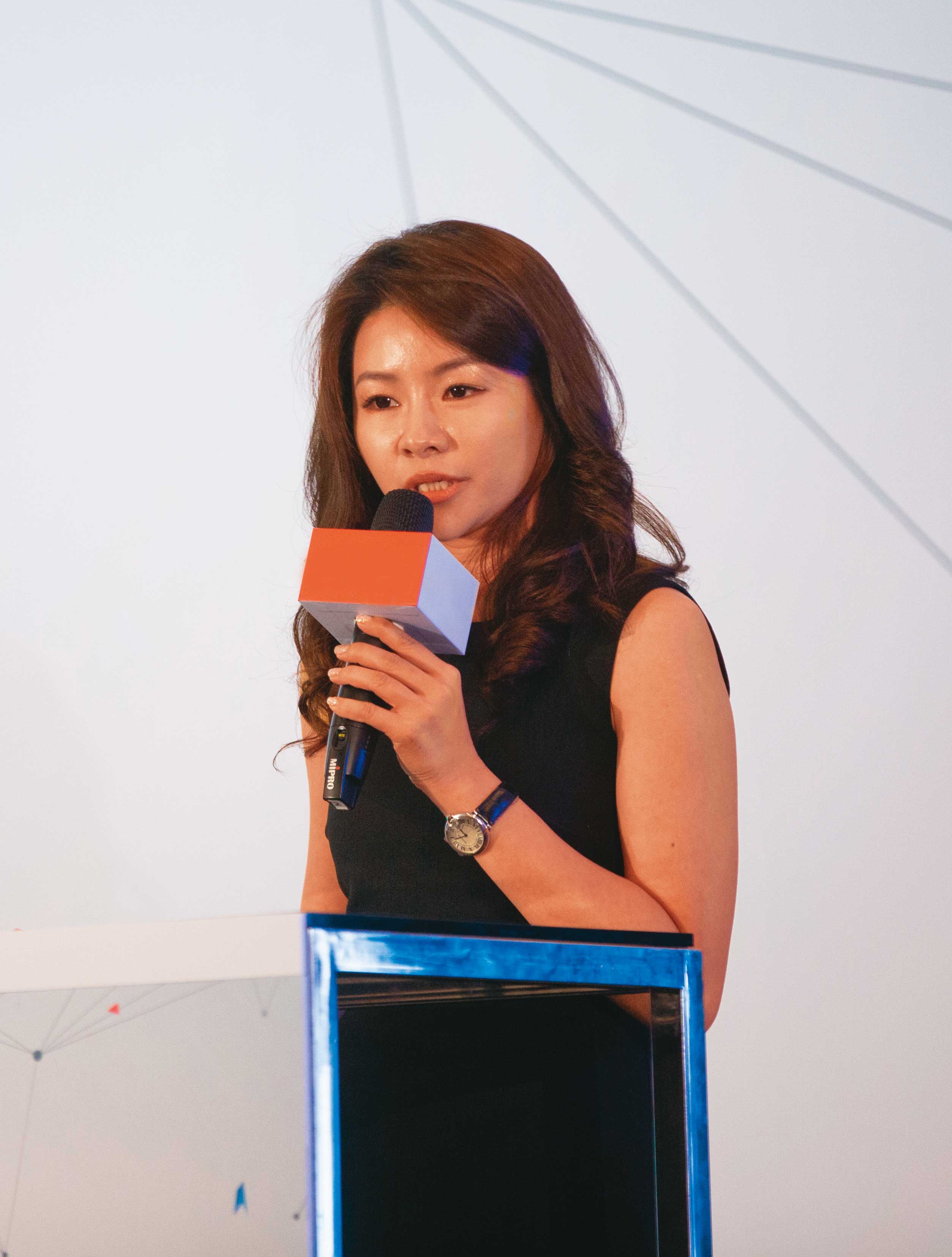 徐培菁曾任電競公司董事長，打扮光鮮亮麗，她被列為被告及交保，震驚電競業。