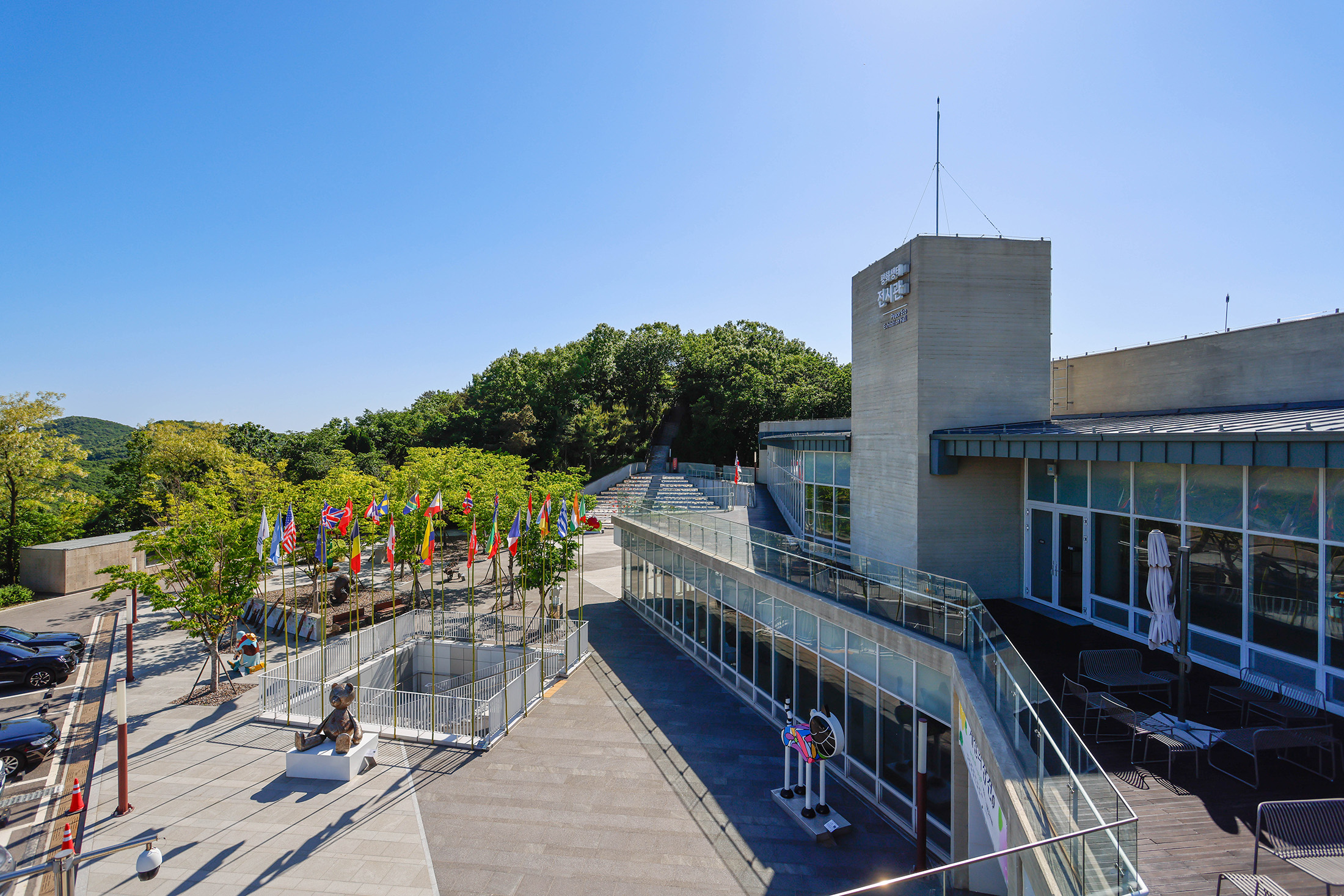 「愛妓峰和平生態公園」的展覽館是現代感十足的建築設計，大片的落地玻璃讓自然光線灑入，與戶外的綠意融為一體。（韓國觀光公社旅遊作家提供）