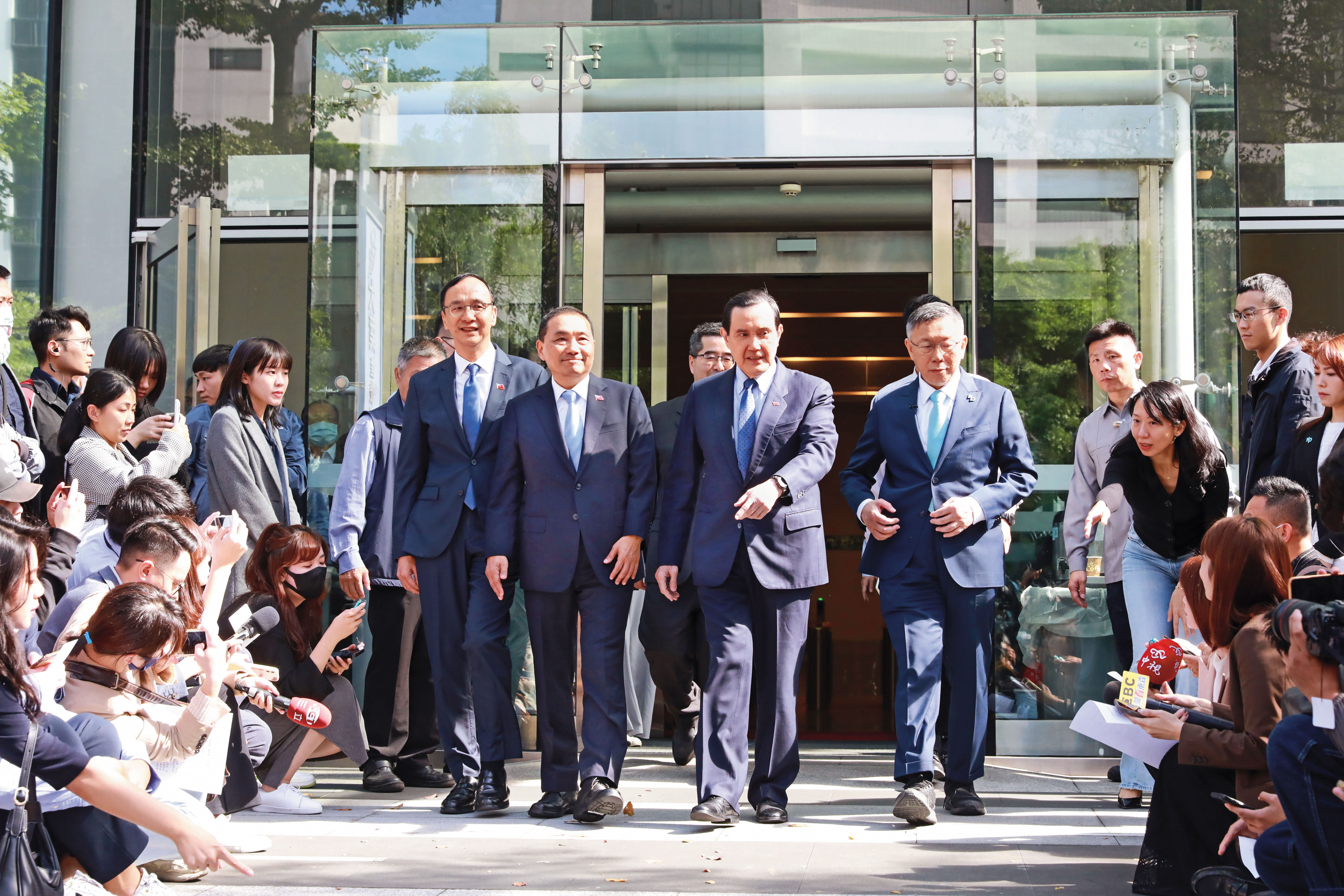 2024總統大選,藍白合一度有譜,最後因民調喬不攏而破局。