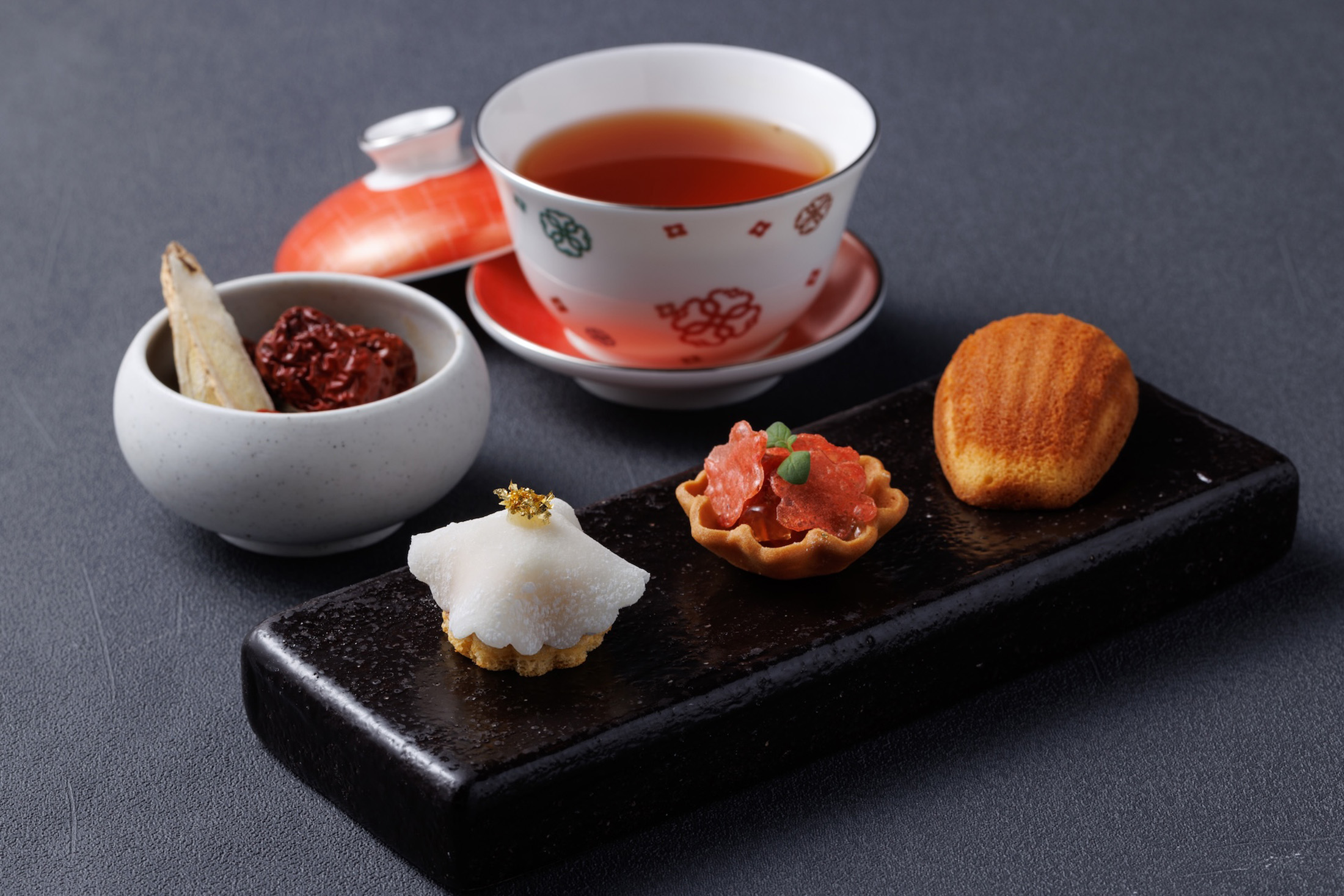 由菊花情人果、洋甘菊番茄與薰衣草白桃蜜餞延伸茶點，為餐桌畫下春意芬芳的收尾。（豊漁餐飲集團提供）
