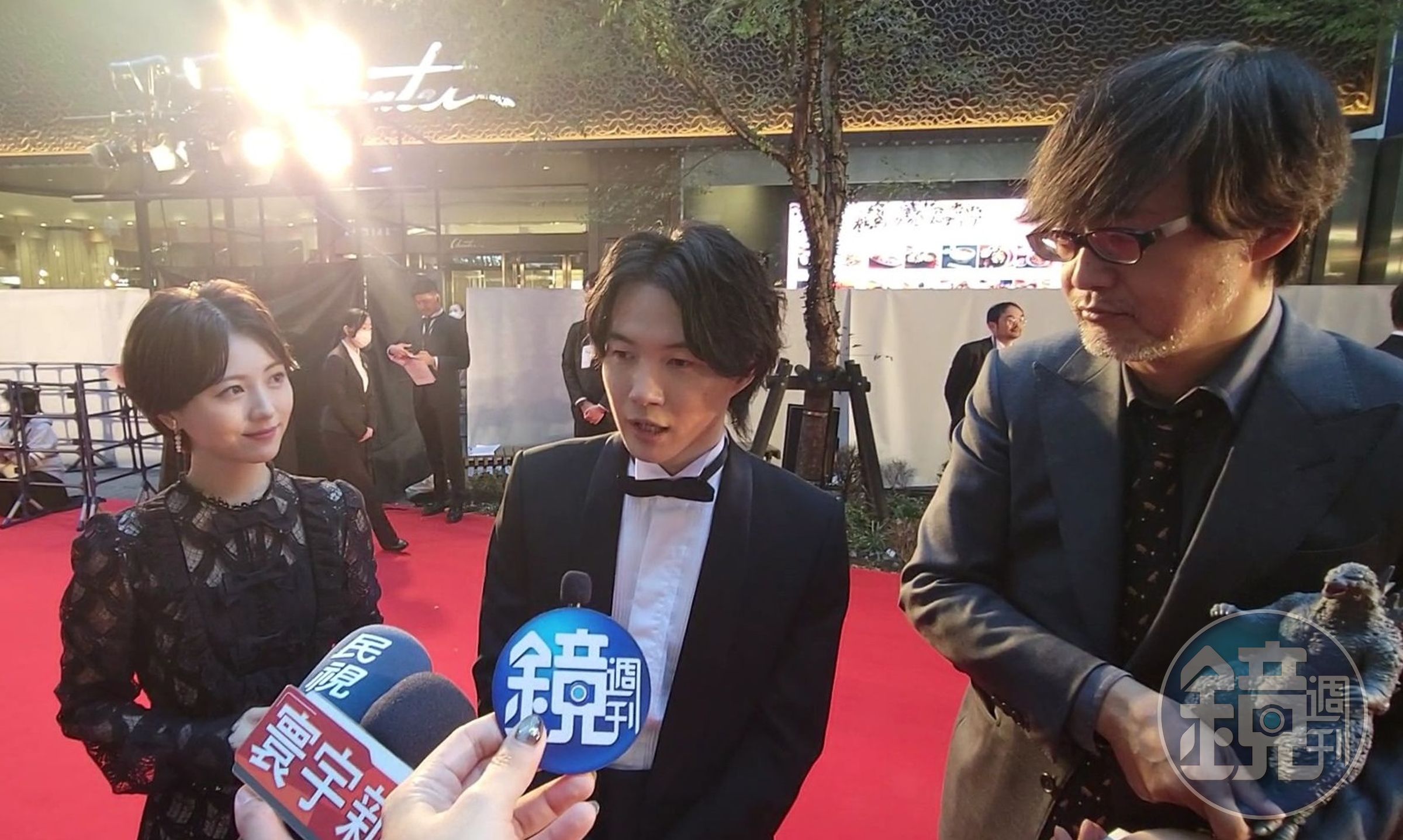 導演山崎貴(右)手抱哥吉拉登紅毯,神木隆之介(中)與濱邊美波都希望有機會能造訪台灣。
