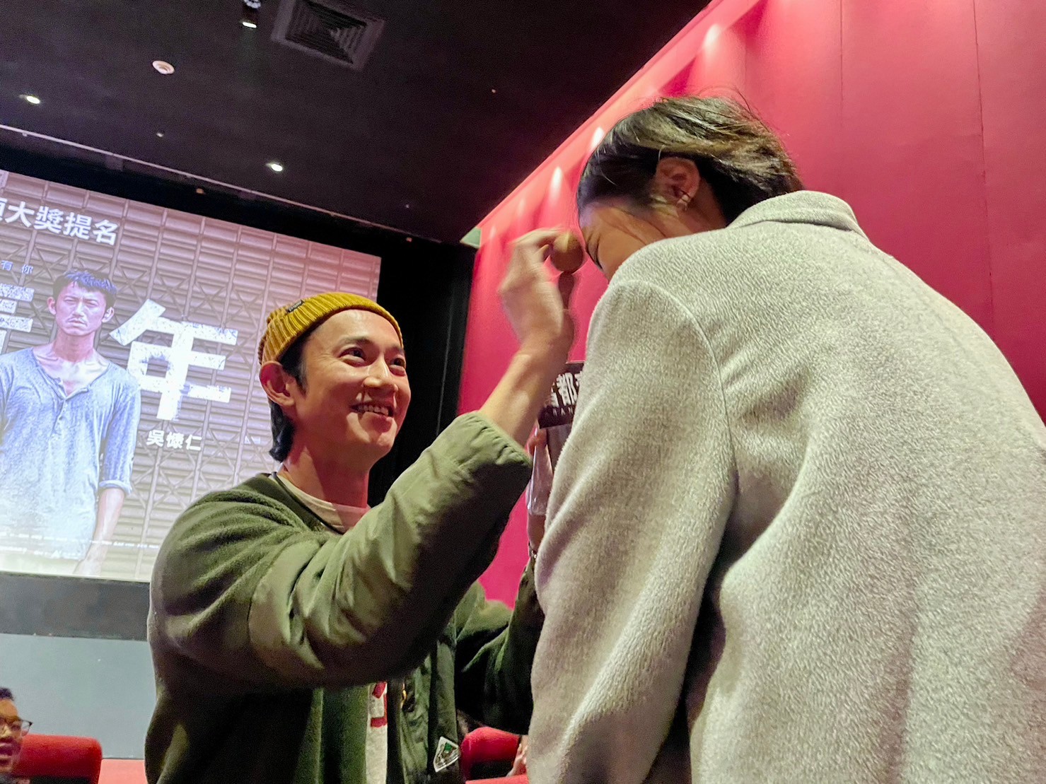 吳慷仁為影迷重現片中與陳澤耀敲蛋橋段，他的感想是台灣的蛋比較硬，比較難敲破。（甲上提供）