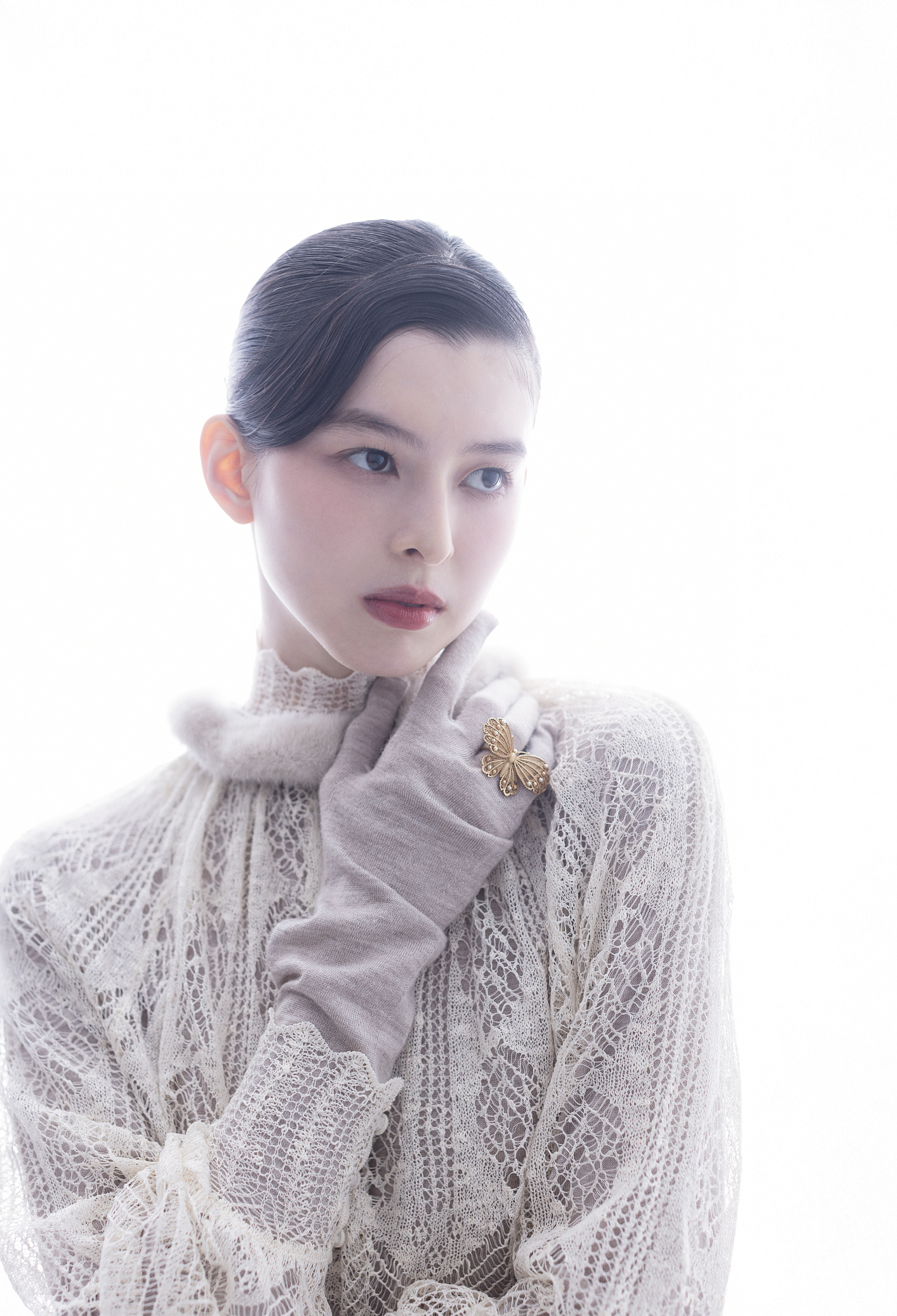 白色蕾絲襯衫 NT$96,000 by DIOR／手套式羊毛洋裝 價格店洽 by FENDI／Symbol Bee蜜蜂造型戒指 NT$16,500 by DIOR
