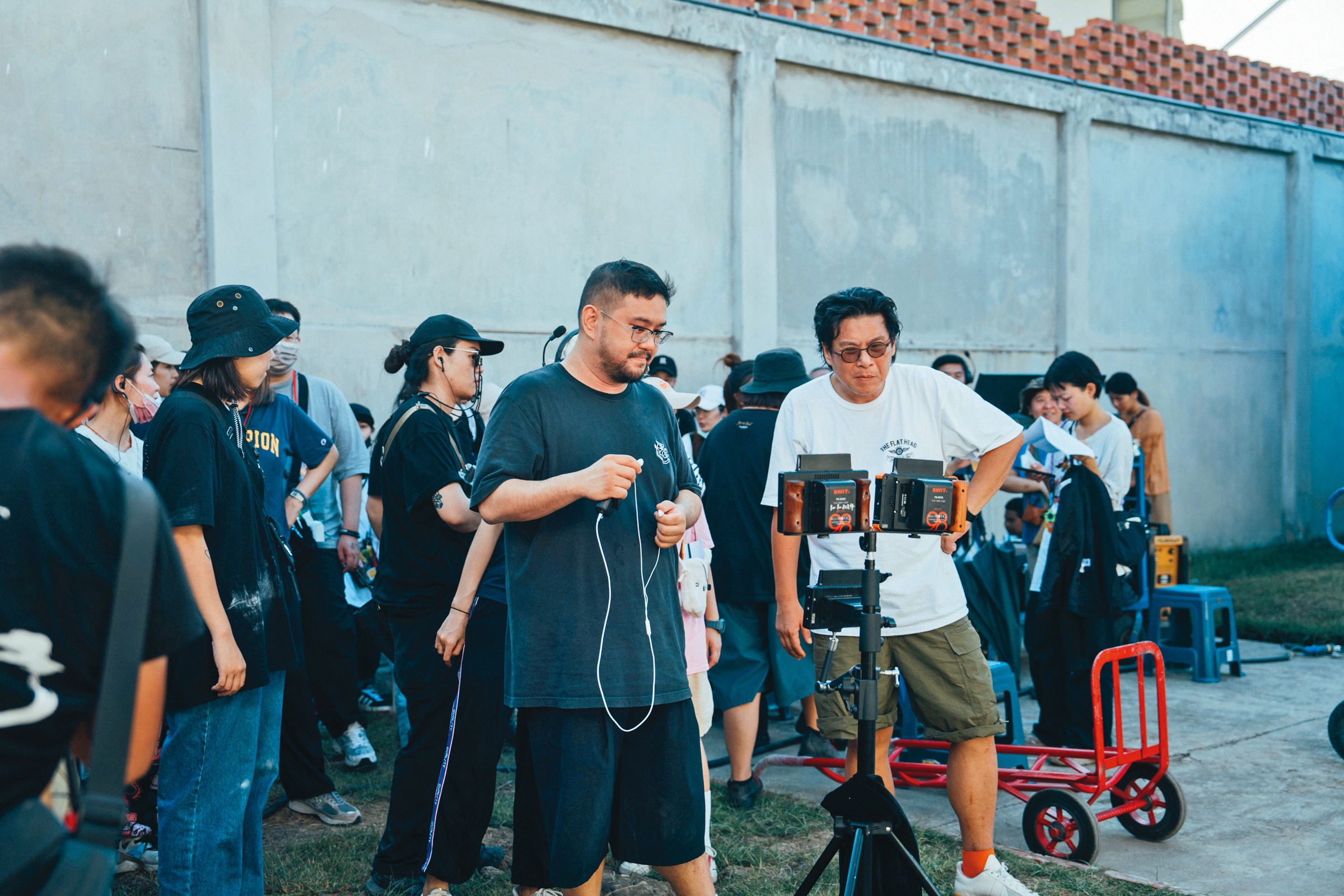 導演陳正道（前排左）和許肇任（前排右）在前製期已充分溝通，拍攝現場鮮少意見分歧