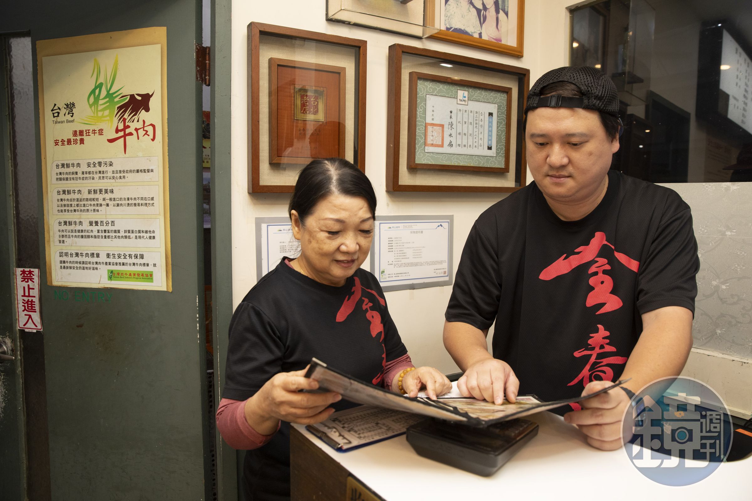 金春發傳承四代，總店由第四代陳霆叡（右）接班，左為他母親林芝嫻 。
