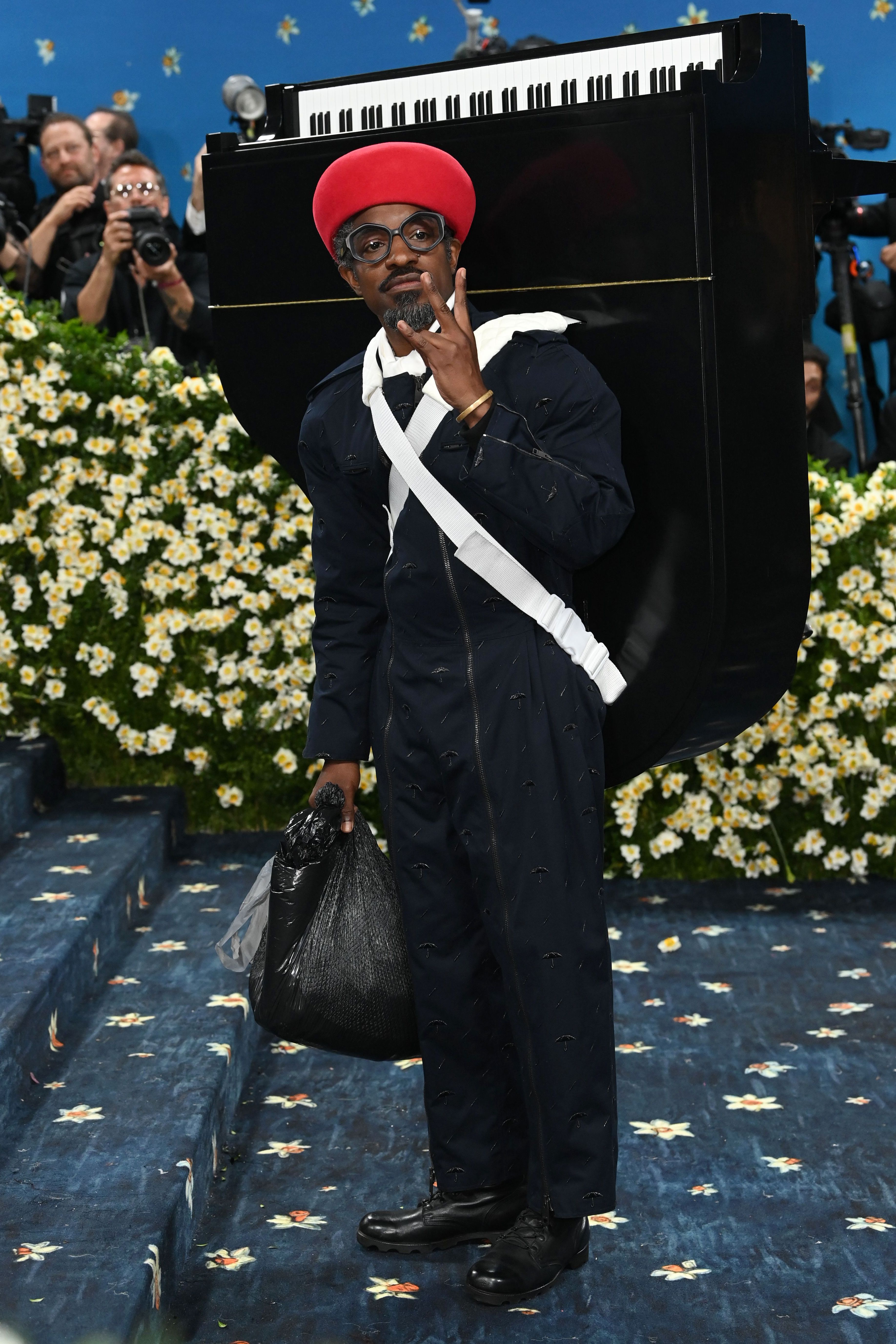 首先是「流浪者合唱團」的成員André 3000，穿上一架鋼琴，當然這是特製的假鋼琴道具，約13公斤。（東方IC）