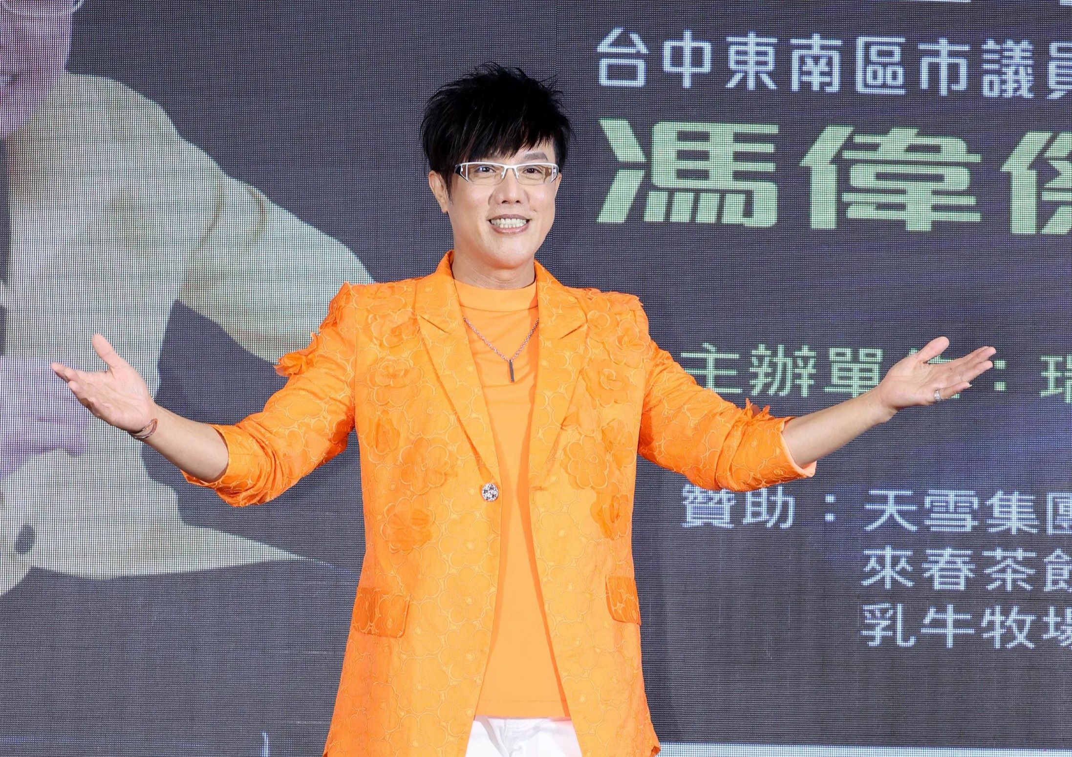 辦桌二人主唱馮偉傑在高速公路南下路段驚傳5車連撞車禍。（瑞揚創意提供）