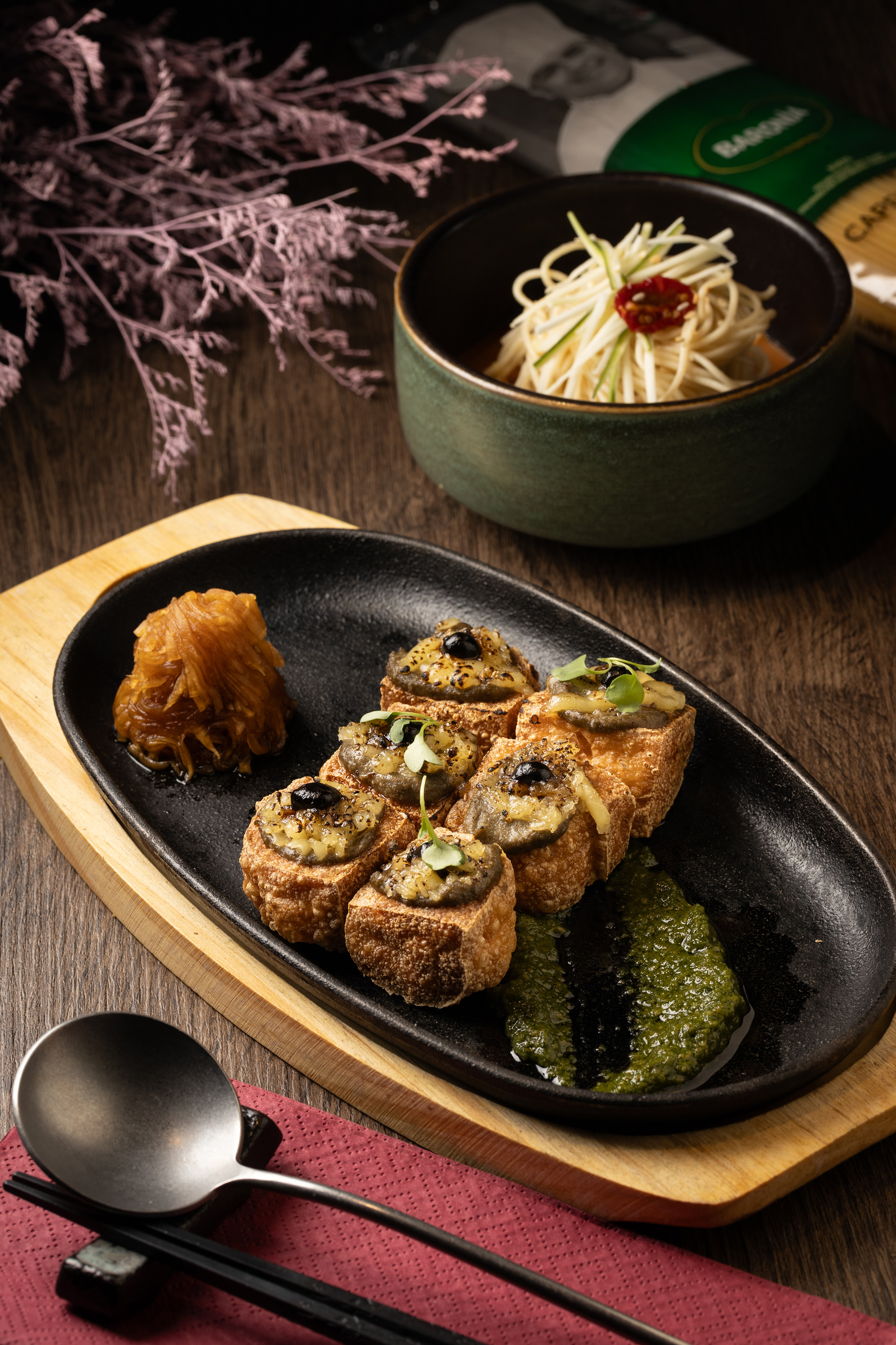 熟客才吃得到的「花椒起司臭豆腐」(前,240元/份),味道奔放卻又平衡;「王叔叔涼麵」(後,120元/份)涼爽中帶點酸甜。