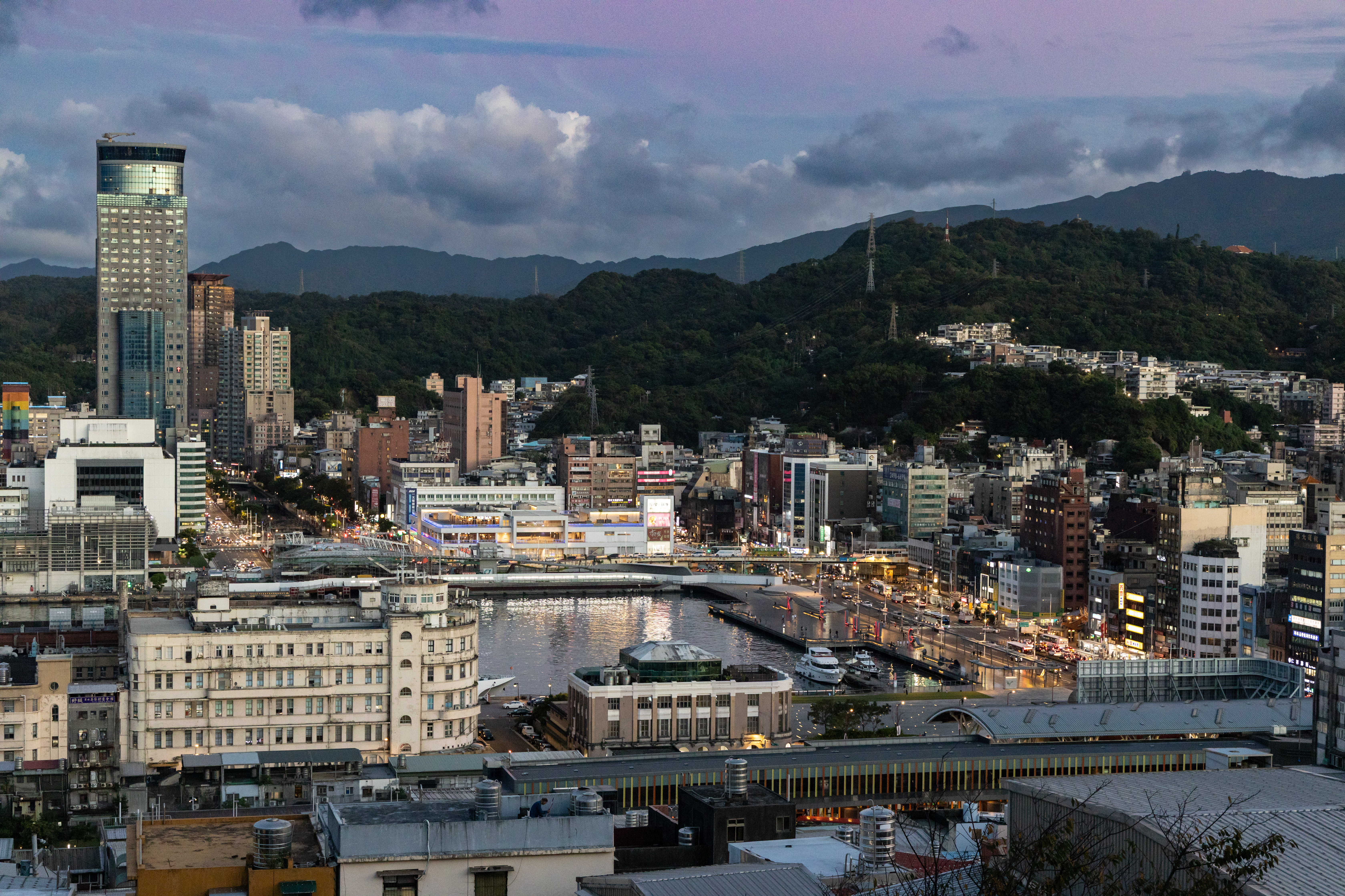 基隆小吃匯集了百年移民美食，絕非一個廟口可以承載，必須走進大街小巷挖掘，才能找到真正的基隆味。