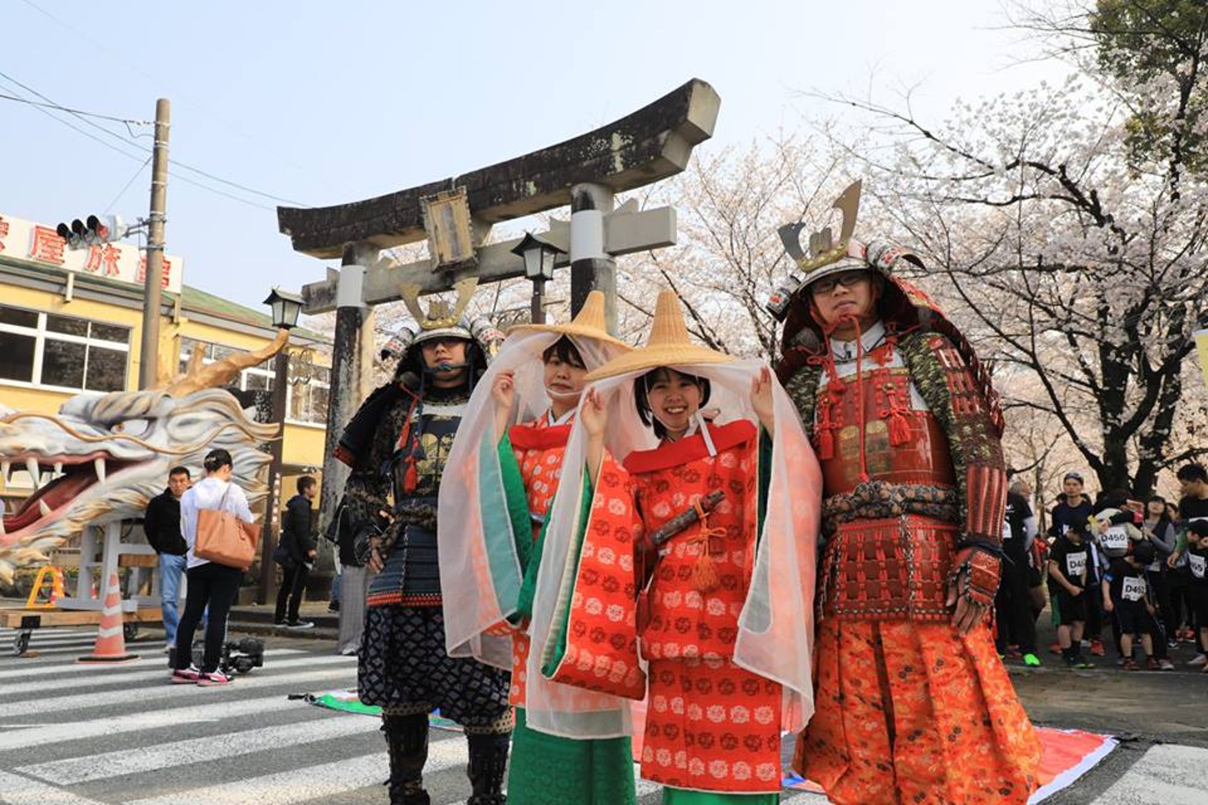 菊池櫻花馬拉松時沿途會有「菊池武士」幫忙加油打氣。（睿玟管理顧問有限公司提供）
